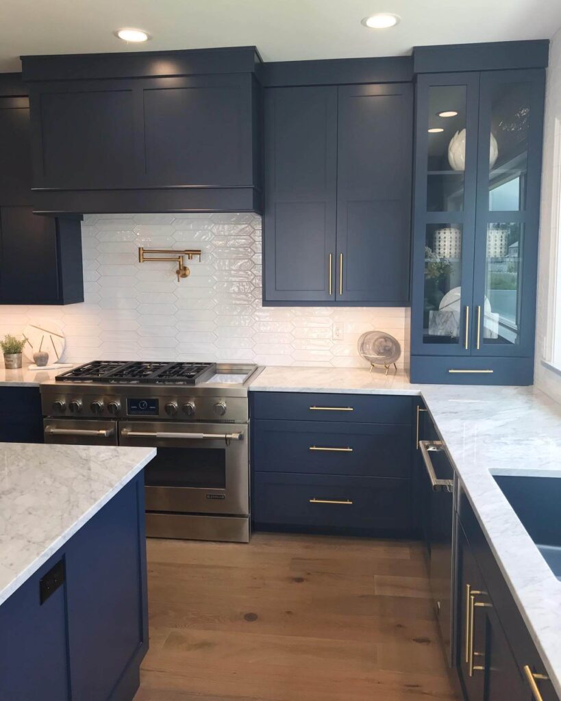 Trending Kitchen Cabinet Colors to Try Now 37