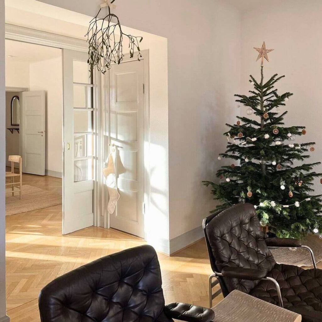 Minimalist Christmas Decor Ideas for a Calm Holiday 4
