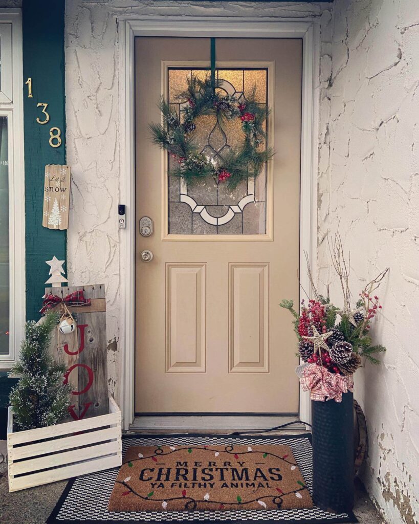 Front Porch Christmas Decor Ideas to Try Now 5
