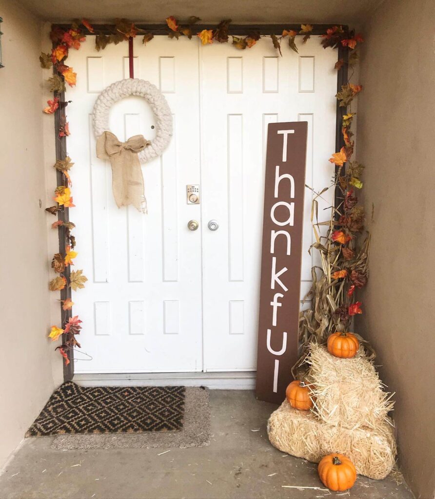 Thanksgiving Porch Decor Ideas to Welcome Fall 7
