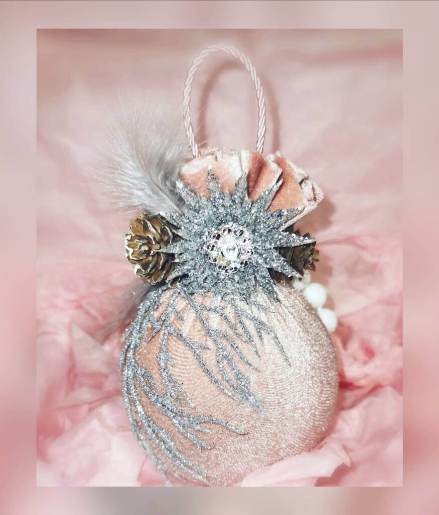 Pink Christmas Decor Ideas You’ll Love 8