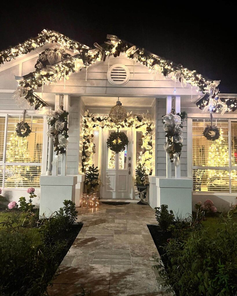 Christmas Entryway Ideas to Welcome Guests 9