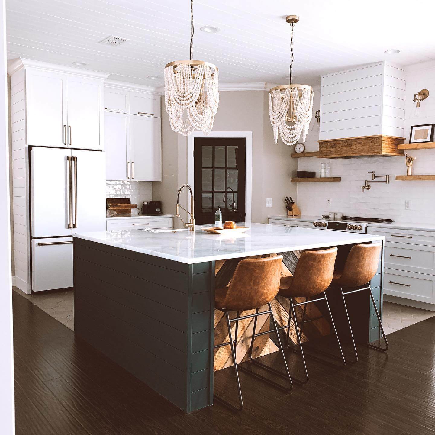 Farmhouse Kitchen Paint Colors That Instantly Warm Up Your Space 12