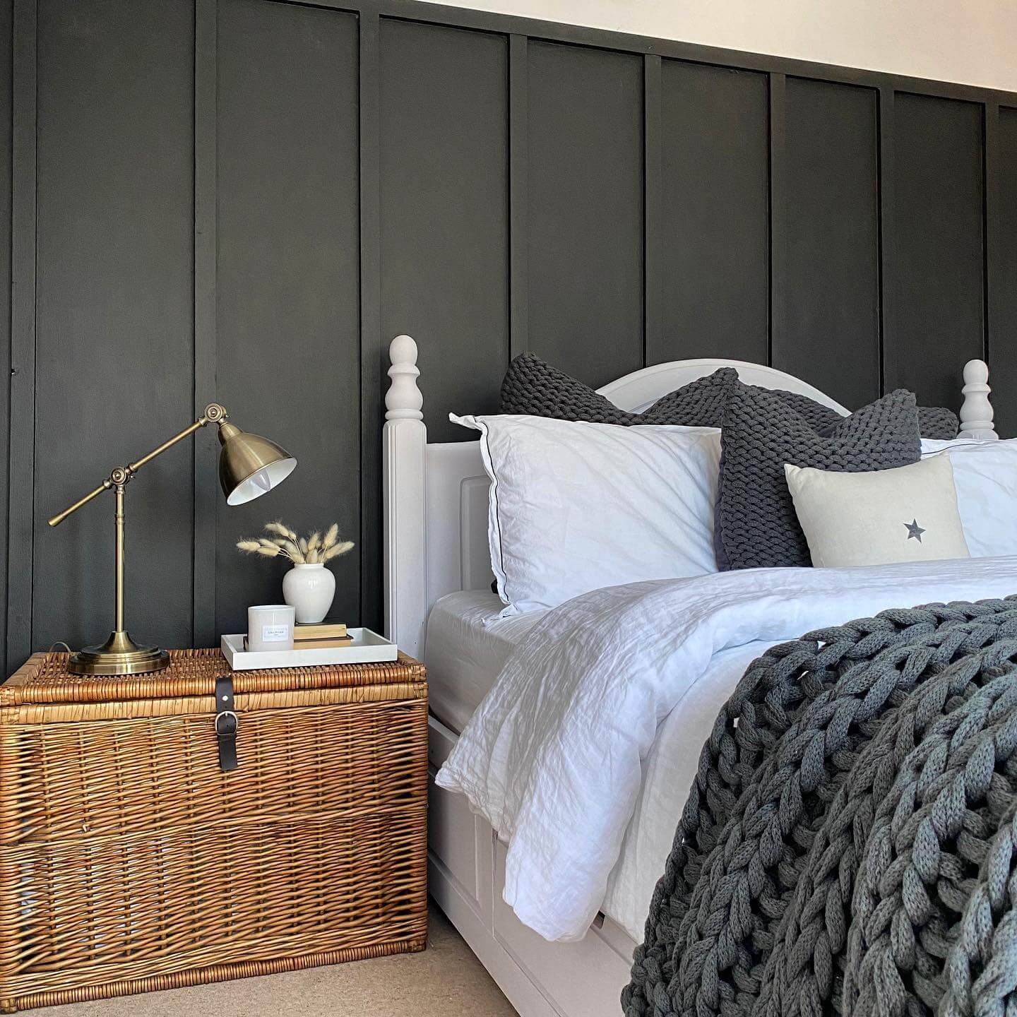 Modern Black Accent Wall Bedroom Inspiration 13