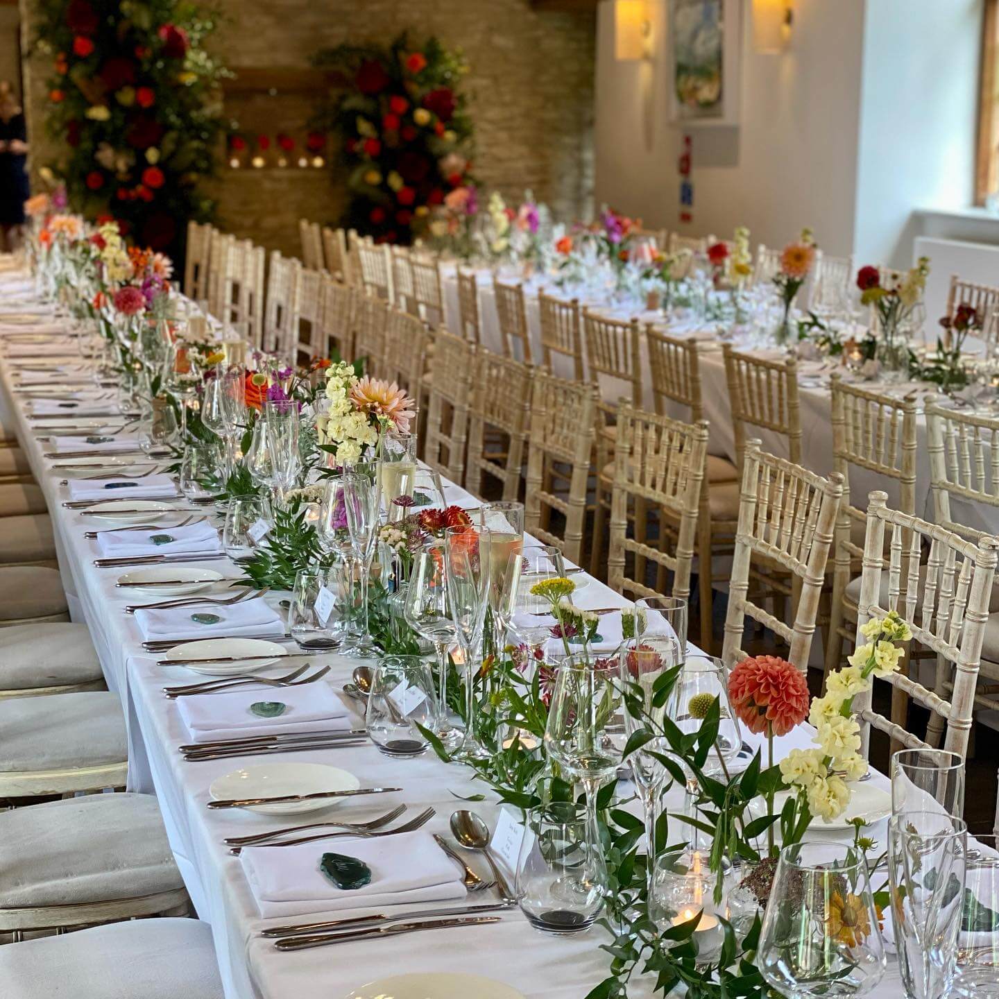 Steal-Worthy Wedding Table Decorations: Stylish Ideas From Modern Minimal to Romantic Garden 13