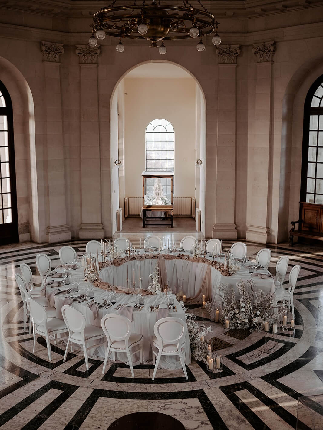 Steal-Worthy Wedding Table Decorations: Stylish Ideas From Modern Minimal to Romantic Garden 14