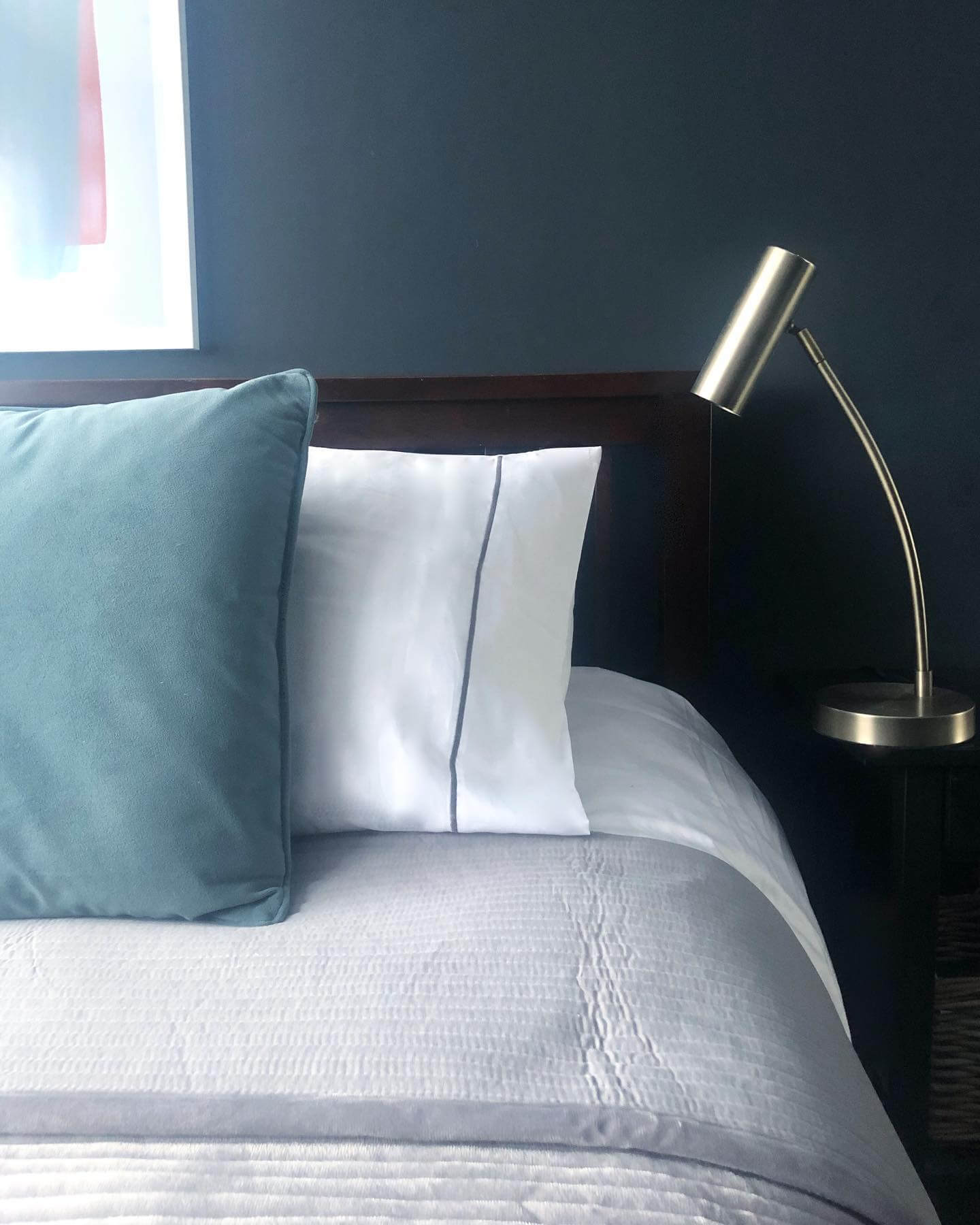 Modern Black Accent Wall Bedroom Inspiration 15