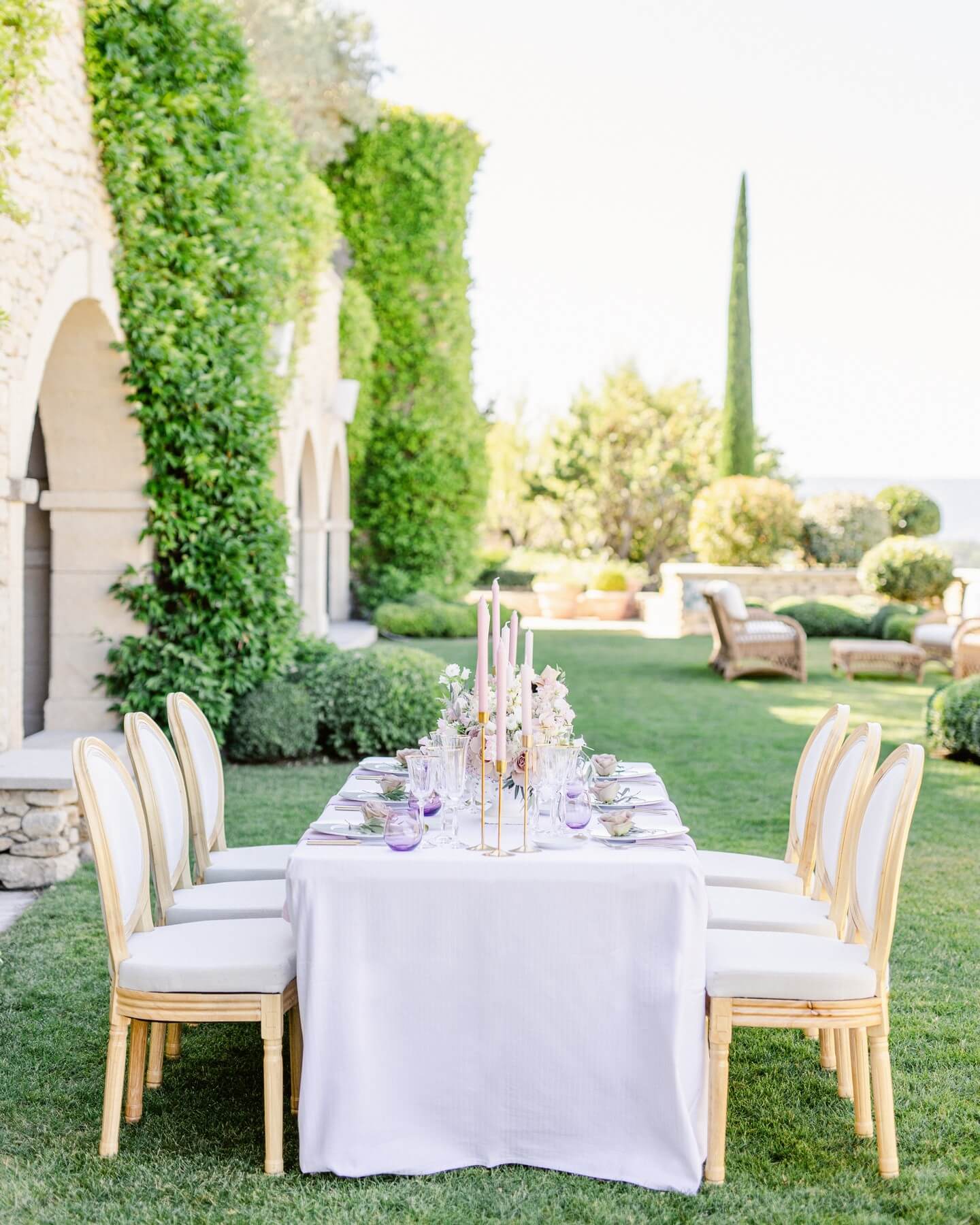 Steal-Worthy Wedding Table Decorations: Stylish Ideas From Modern Minimal to Romantic Garden 16