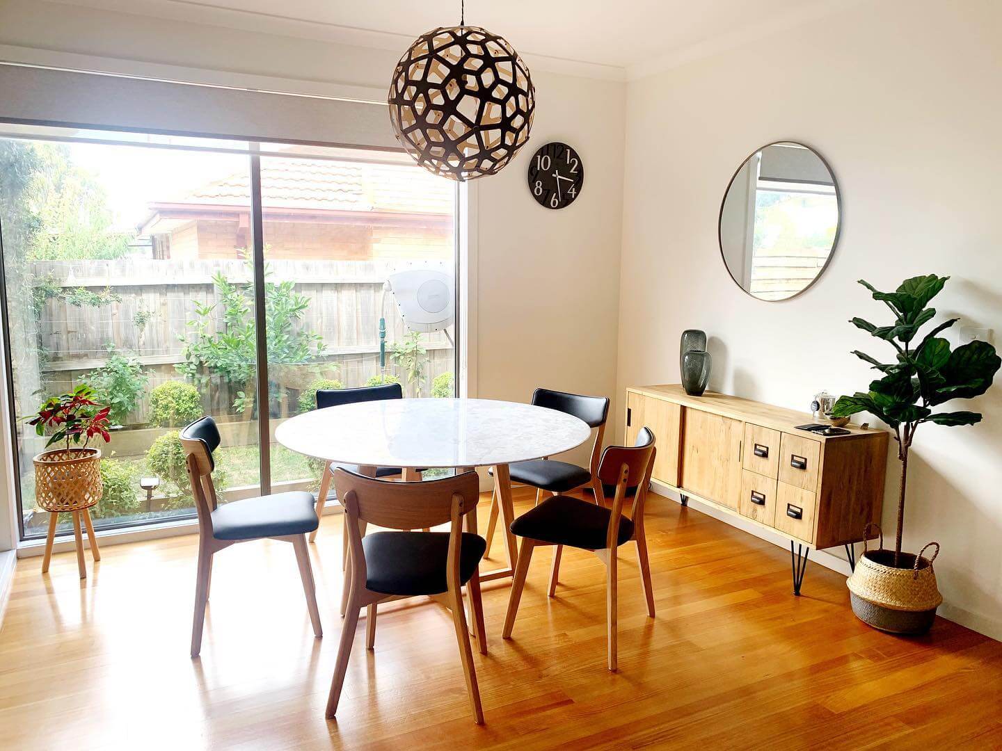 Space-Saving Small Dining Room Ideas 16