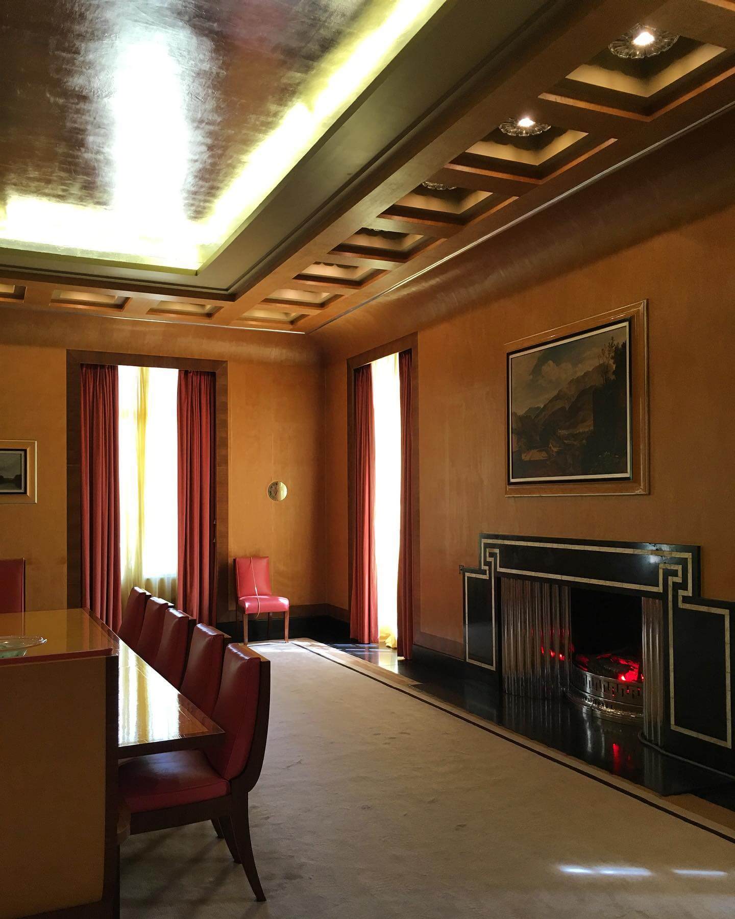 Art Deco Dining Room Ideas to Bring Instant Gatsby-Era Glamour Home 17