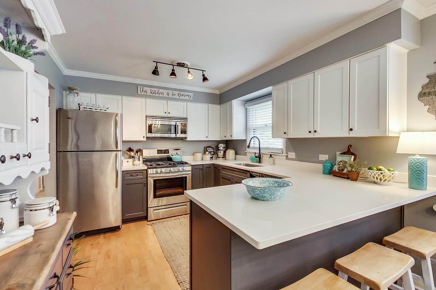 Farmhouse Kitchen Paint Colors That Instantly Warm Up Your Space 17