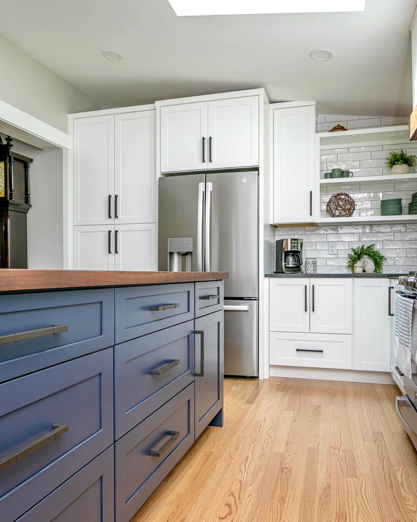Farmhouse Kitchen Paint Colors That Instantly Warm Up Your Space 18