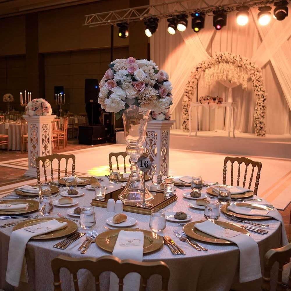 Steal-Worthy Wedding Table Decorations: Stylish Ideas From Modern Minimal to Romantic Garden 18