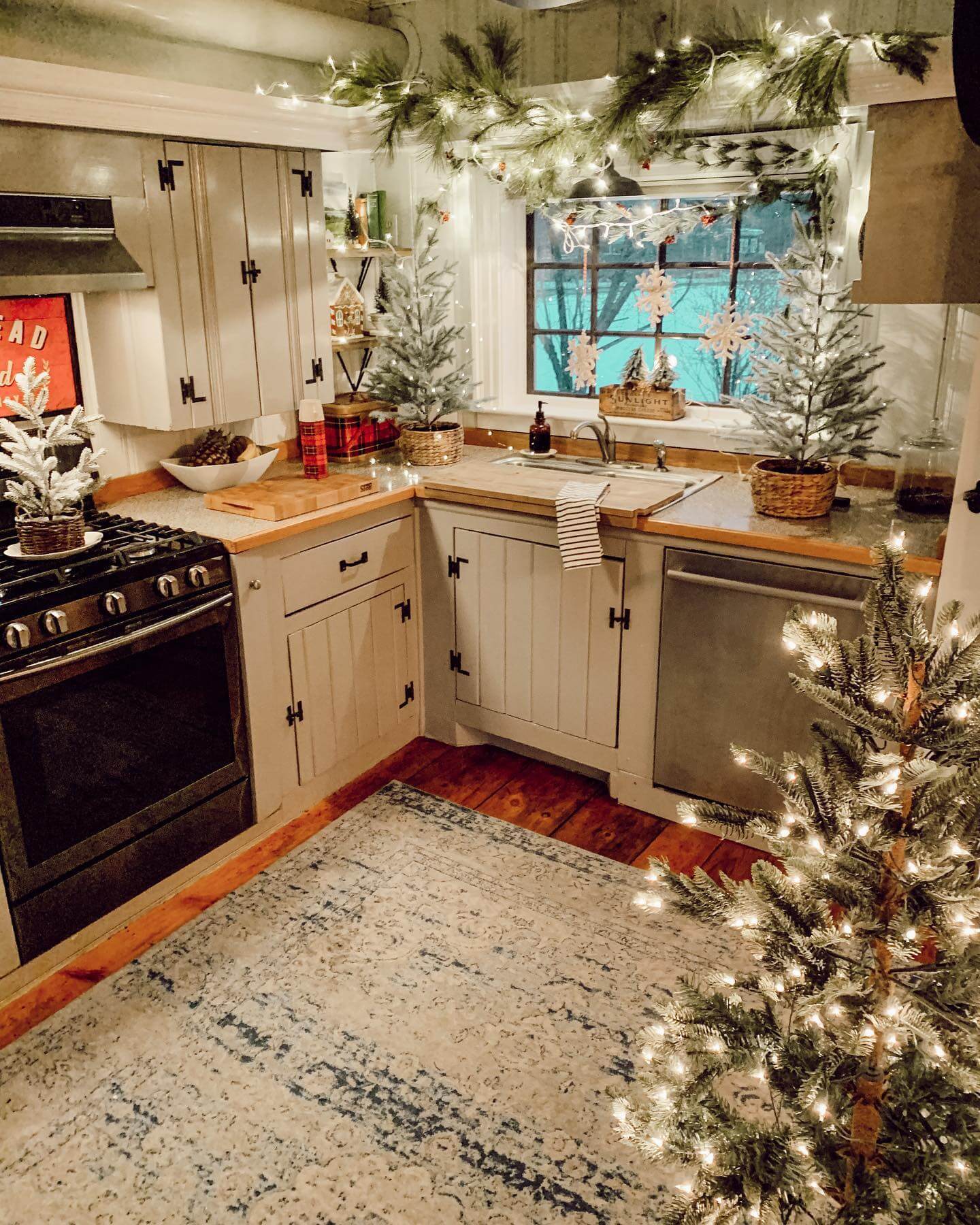 Farmhouse Kitchen Paint Colors That Instantly Warm Up Your Space 19