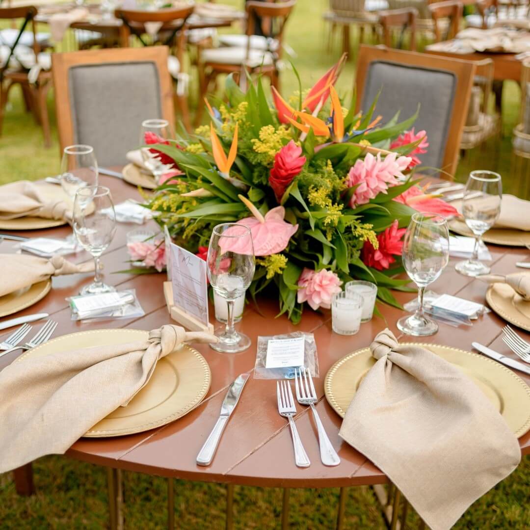 Steal-Worthy Wedding Table Decorations: Stylish Ideas From Modern Minimal to Romantic Garden 19