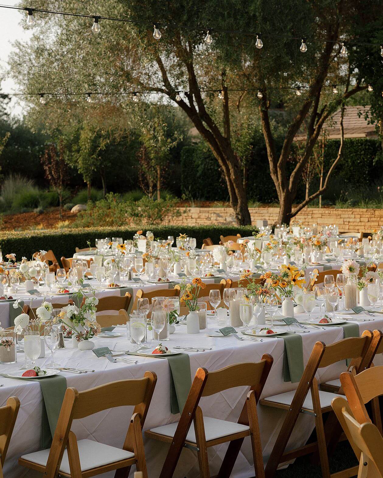 Steal-Worthy Wedding Table Decorations: Stylish Ideas From Modern Minimal to Romantic Garden 23