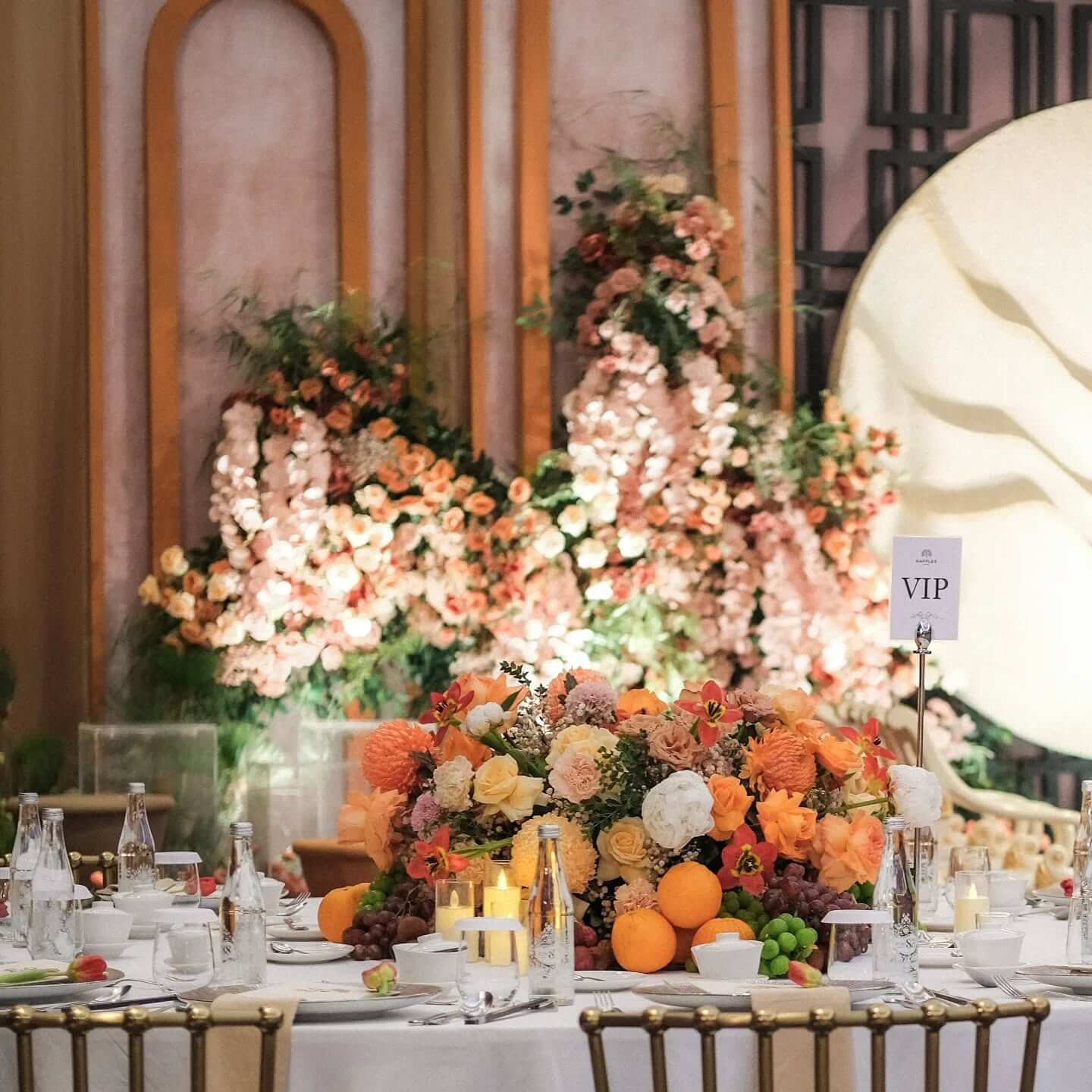 Steal-Worthy Wedding Table Decorations: Stylish Ideas From Modern Minimal to Romantic Garden 3