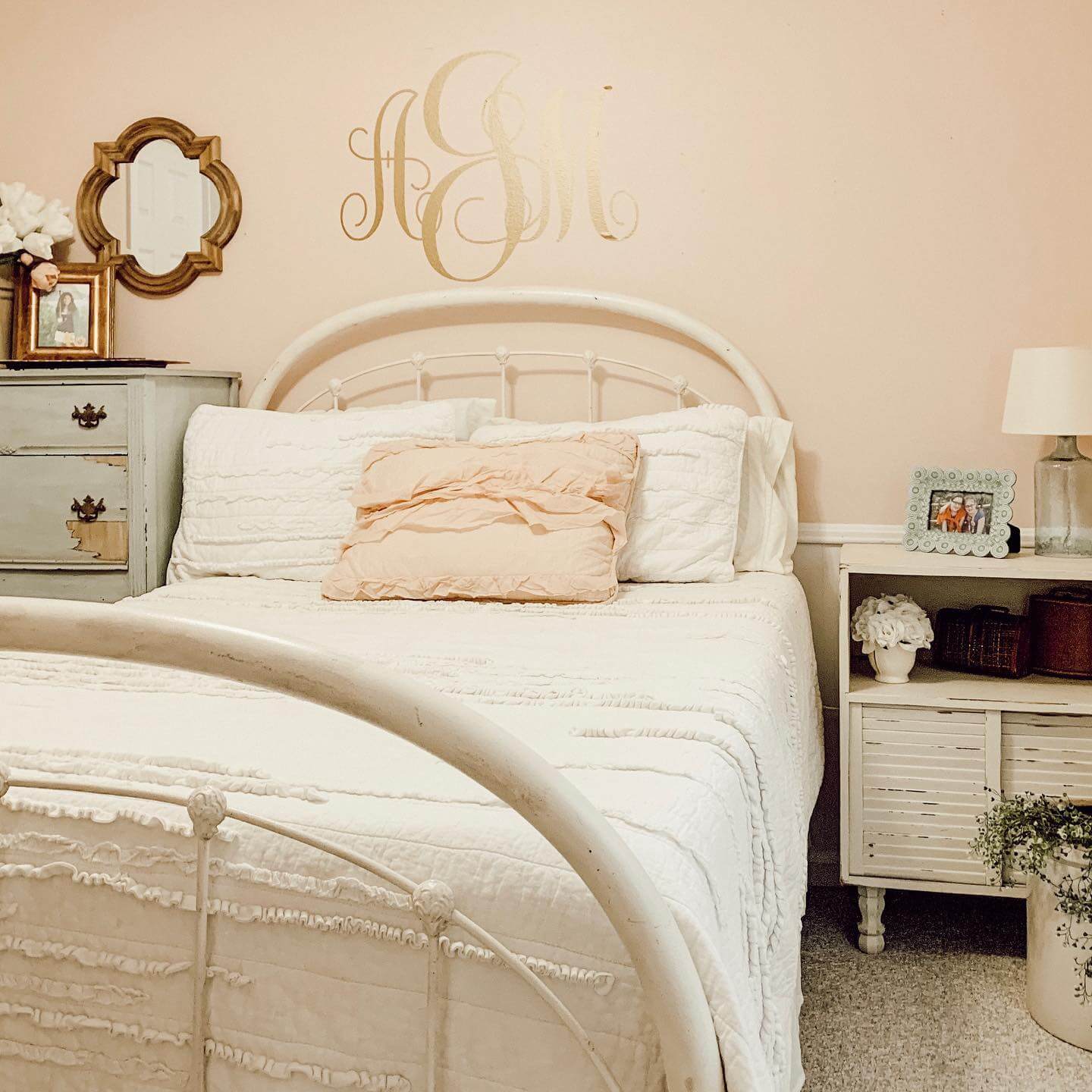 Elegant Pink and Gold Bedroom Designs to Love 3