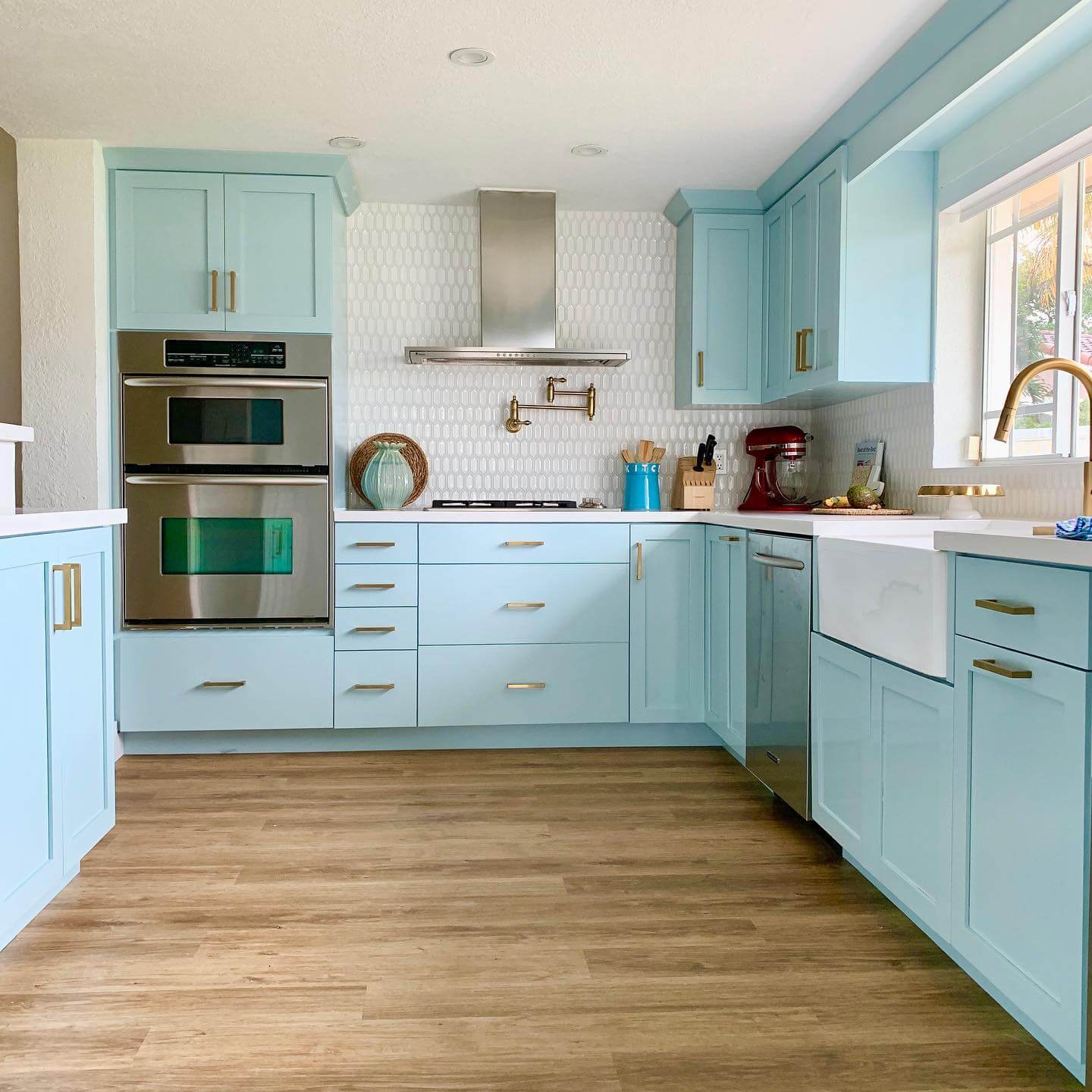 Farmhouse Kitchen Paint Colors That Instantly Warm Up Your Space 3
