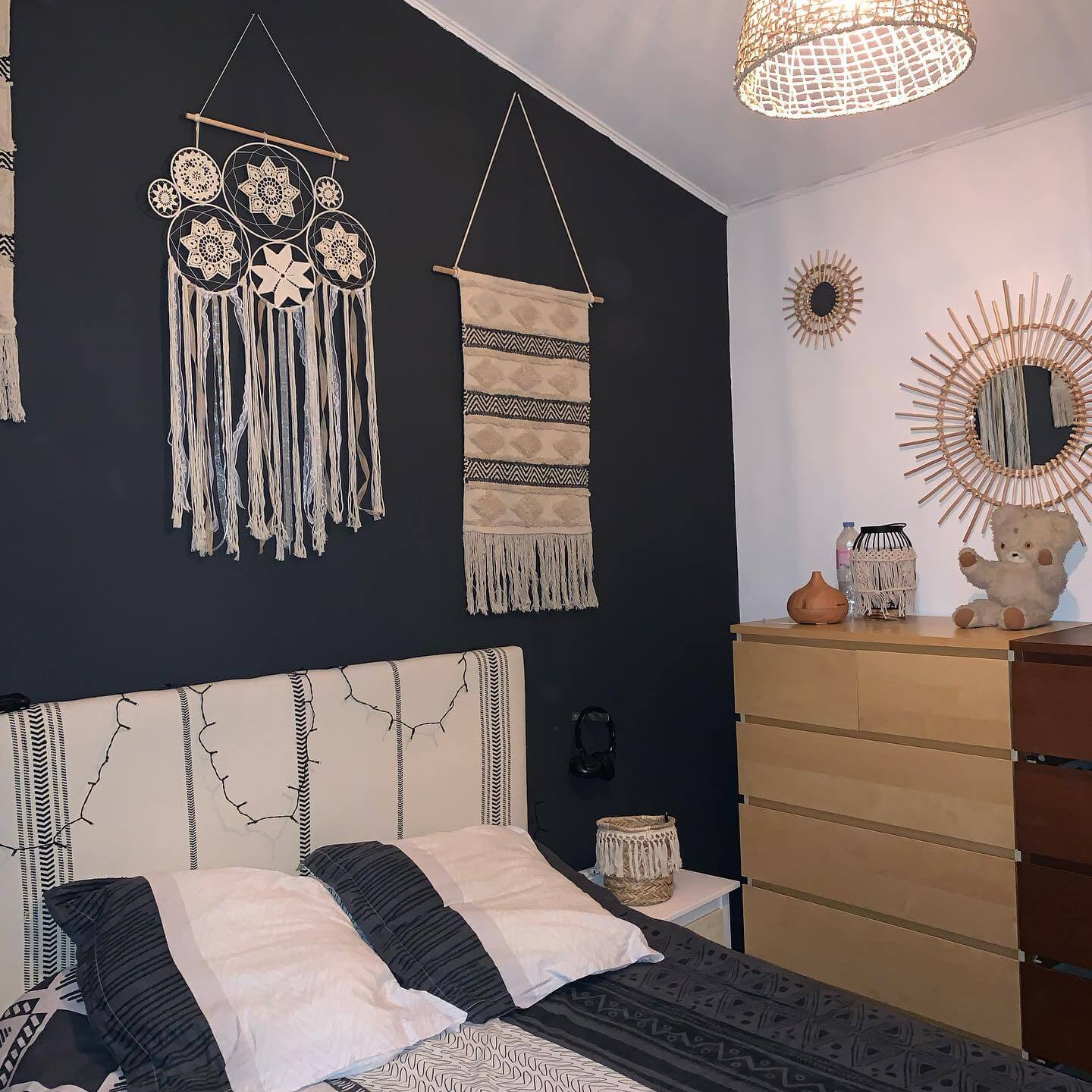 Modern Black Accent Wall Bedroom Inspiration 4