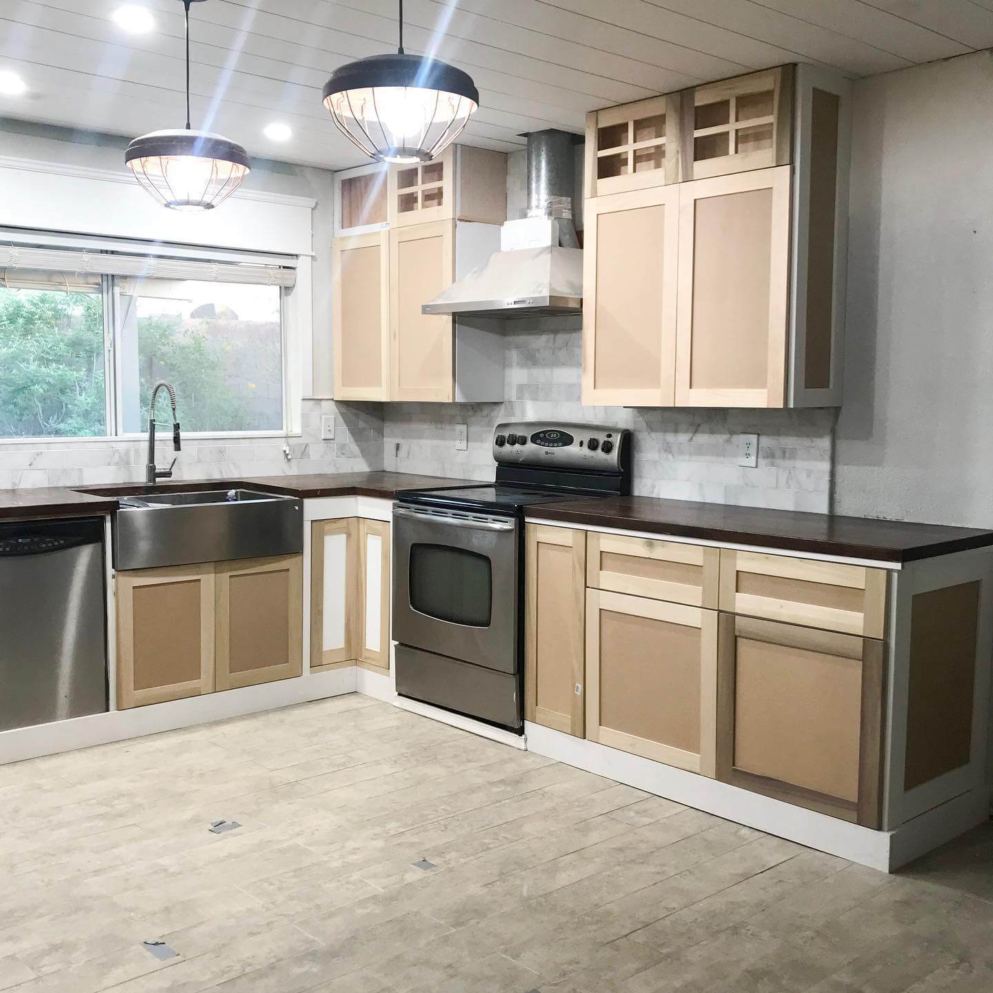 Farmhouse Kitchen Paint Colors That Instantly Warm Up Your Space 4