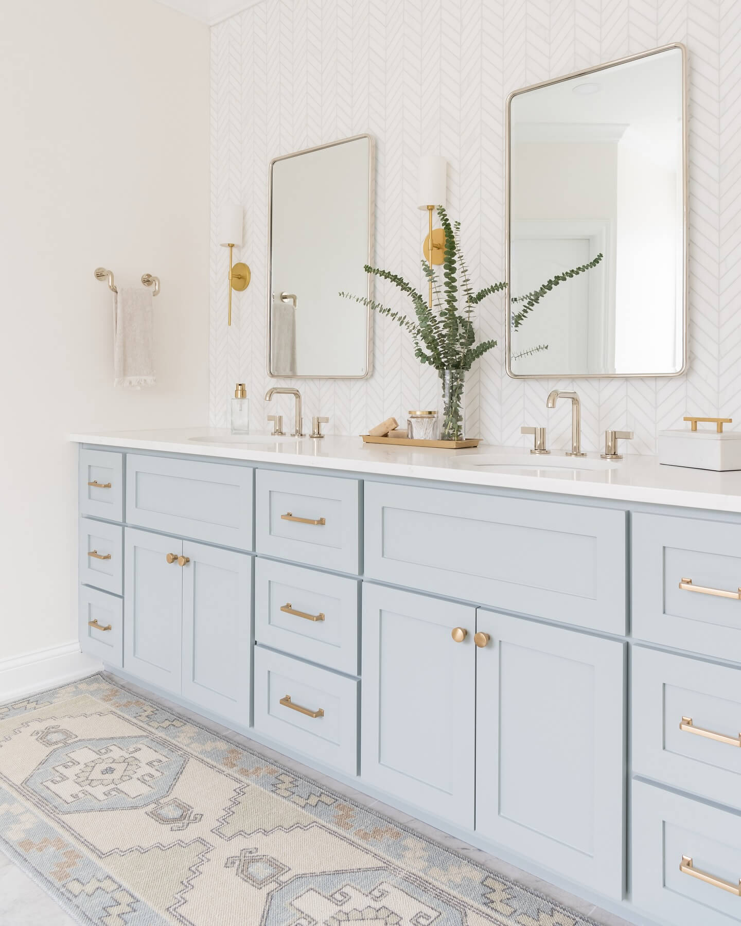 Stylish Gray Vanity Bathroom Ideas for a Modern Look 1