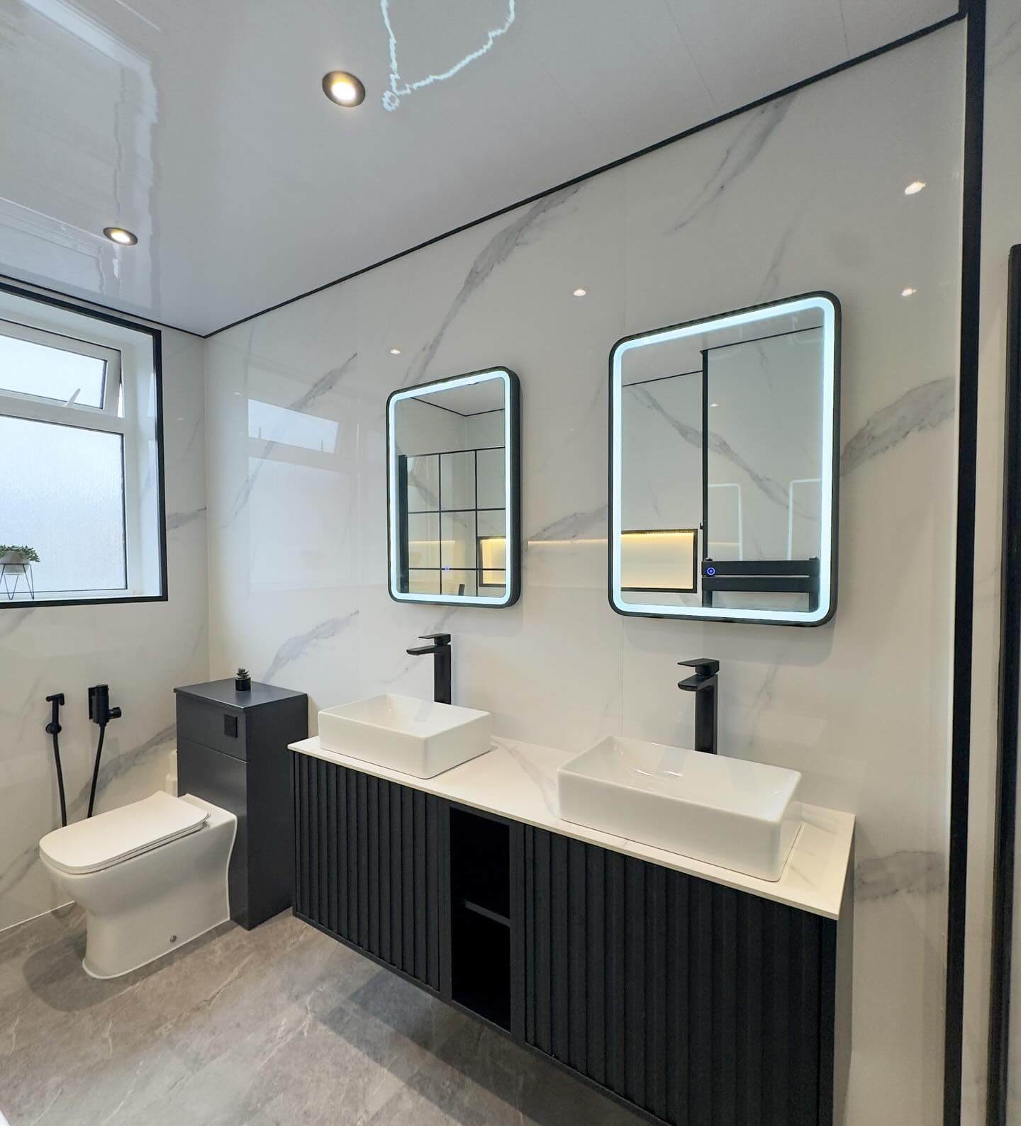 Black Vanity Bathroom Ideas for Stylish Modern Spaces 10