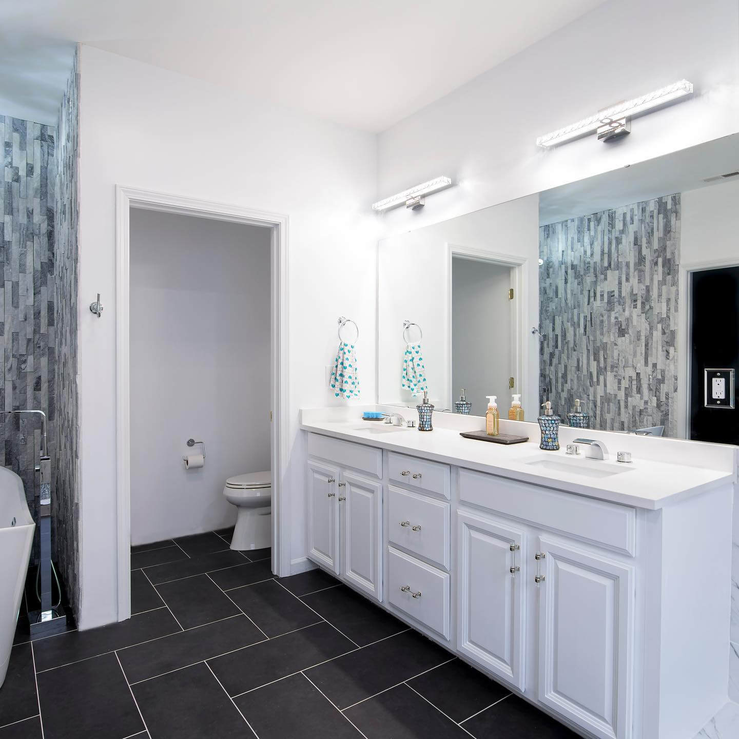 Elegant White Vanity Bathroom Ideas 11