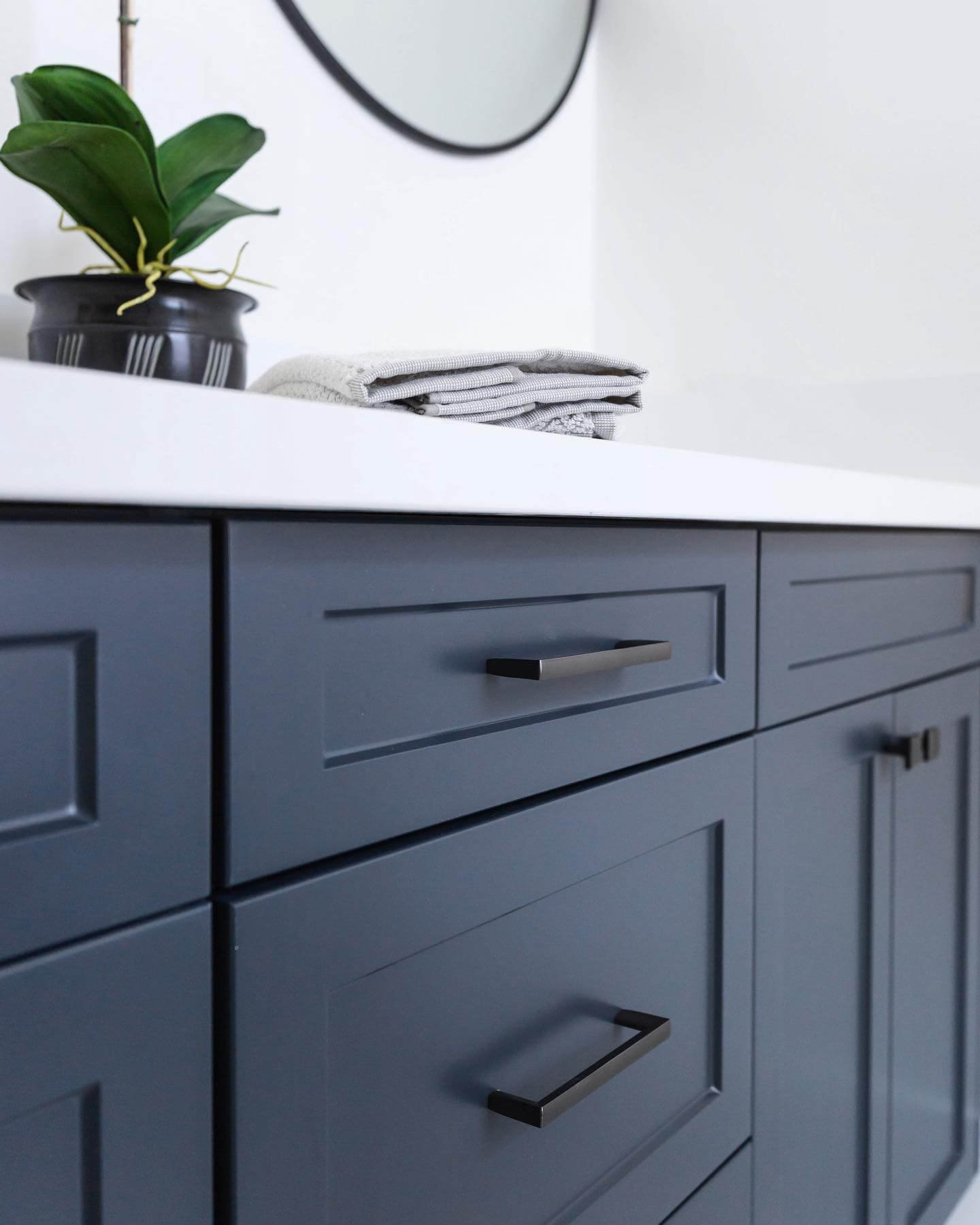 Navy Blue Vanity Bathroom Ideas for Bold Elegance 11