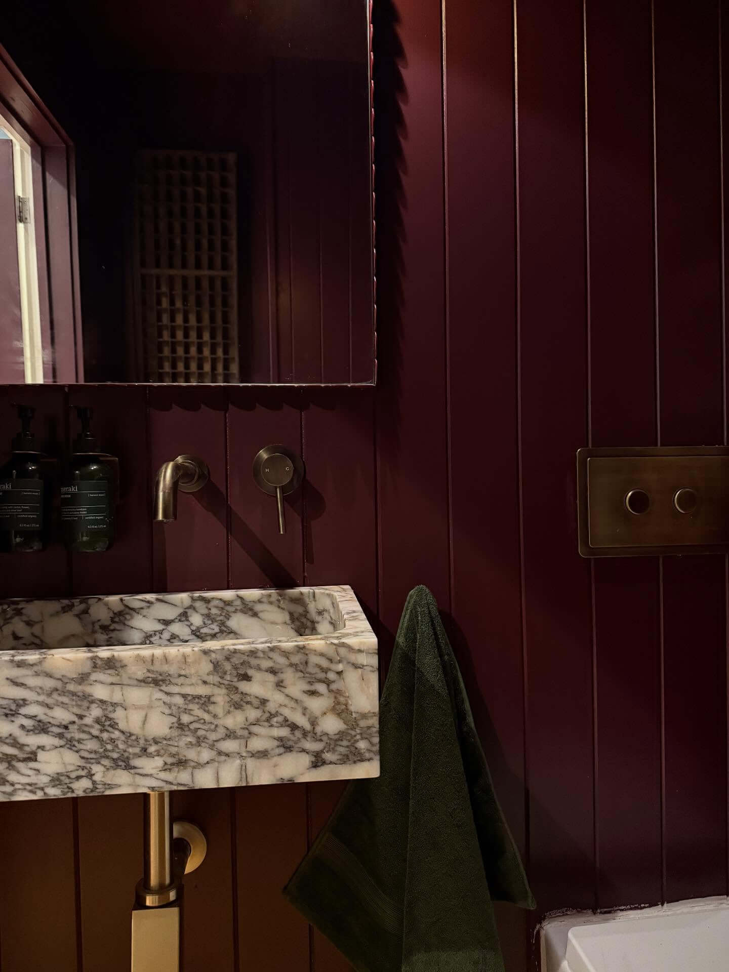 Best Moody Bathroom Ideas with Rich Tones 11