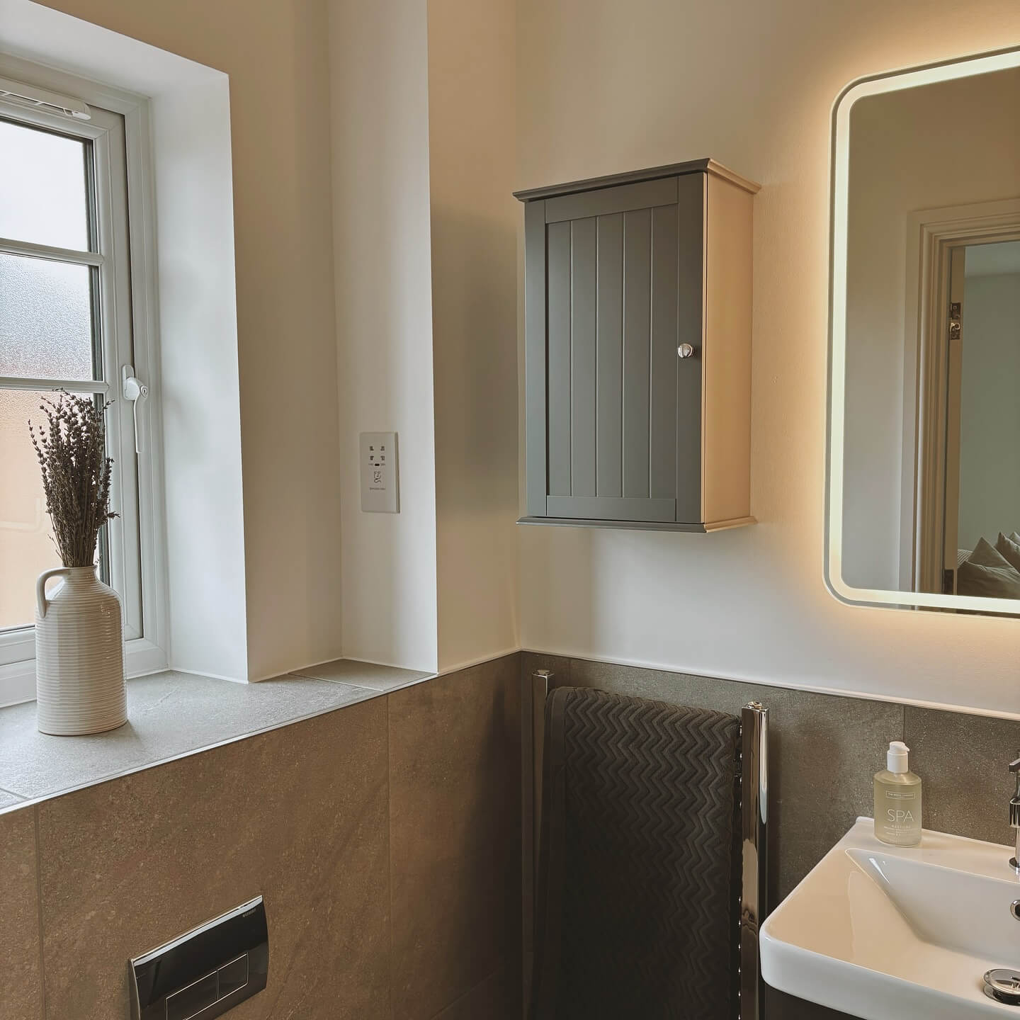 Bathroom Wall Decor Ideas to Refresh Your Space 12