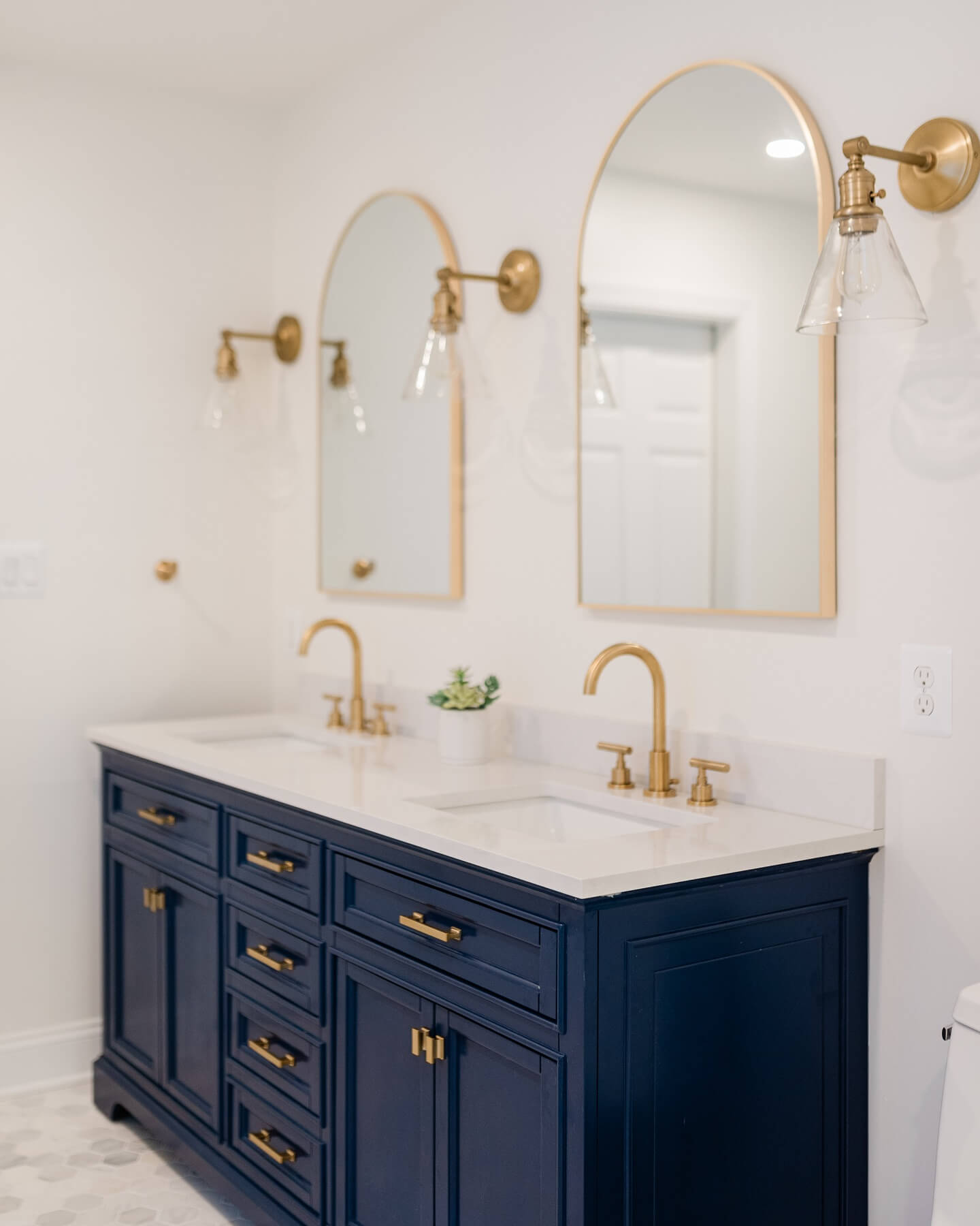 Blue Vanity Bathroom Ideas for a Fresh New Look 12