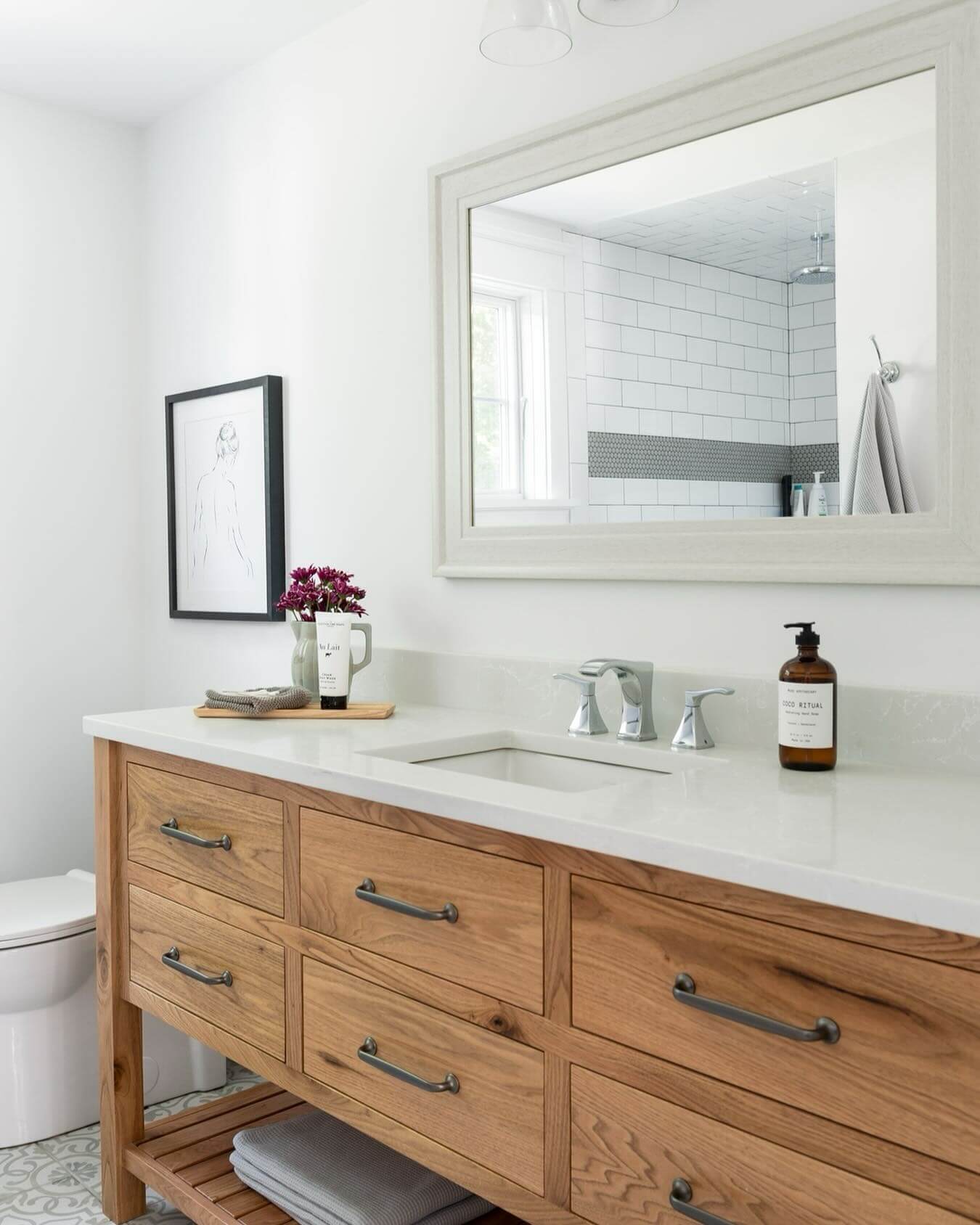 Single Vanity Bathroom Ideas That Maximize Style 13