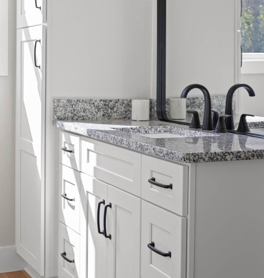 Elegant White Vanity Bathroom Ideas 13