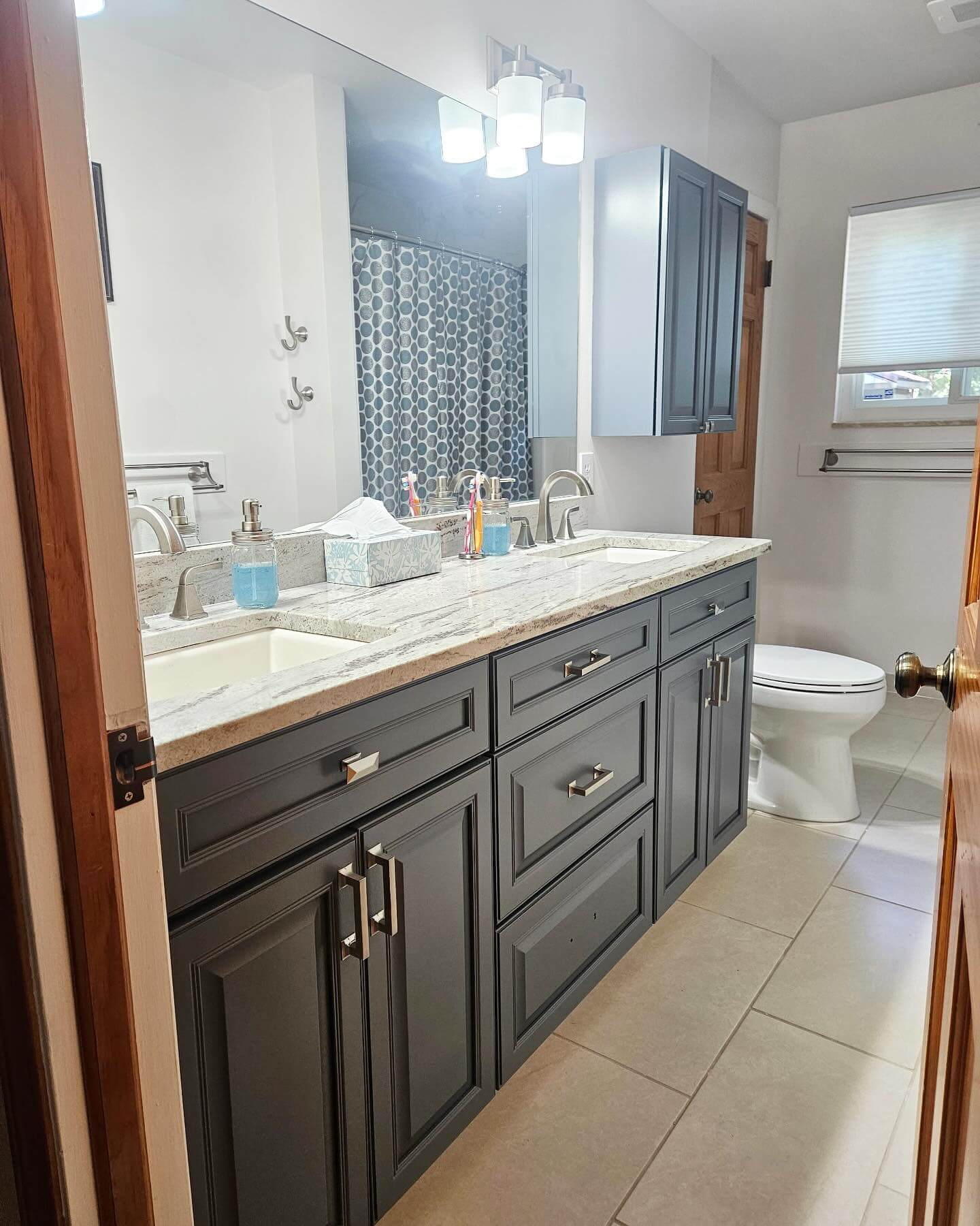 Stylish Gray Vanity Bathroom Ideas for a Modern Look 13