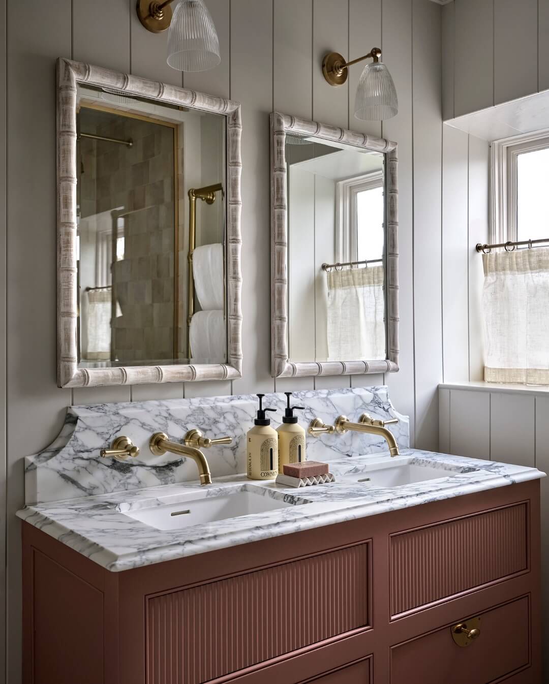 Warm & Inviting Brown Vanity Bathroom Ideas 13