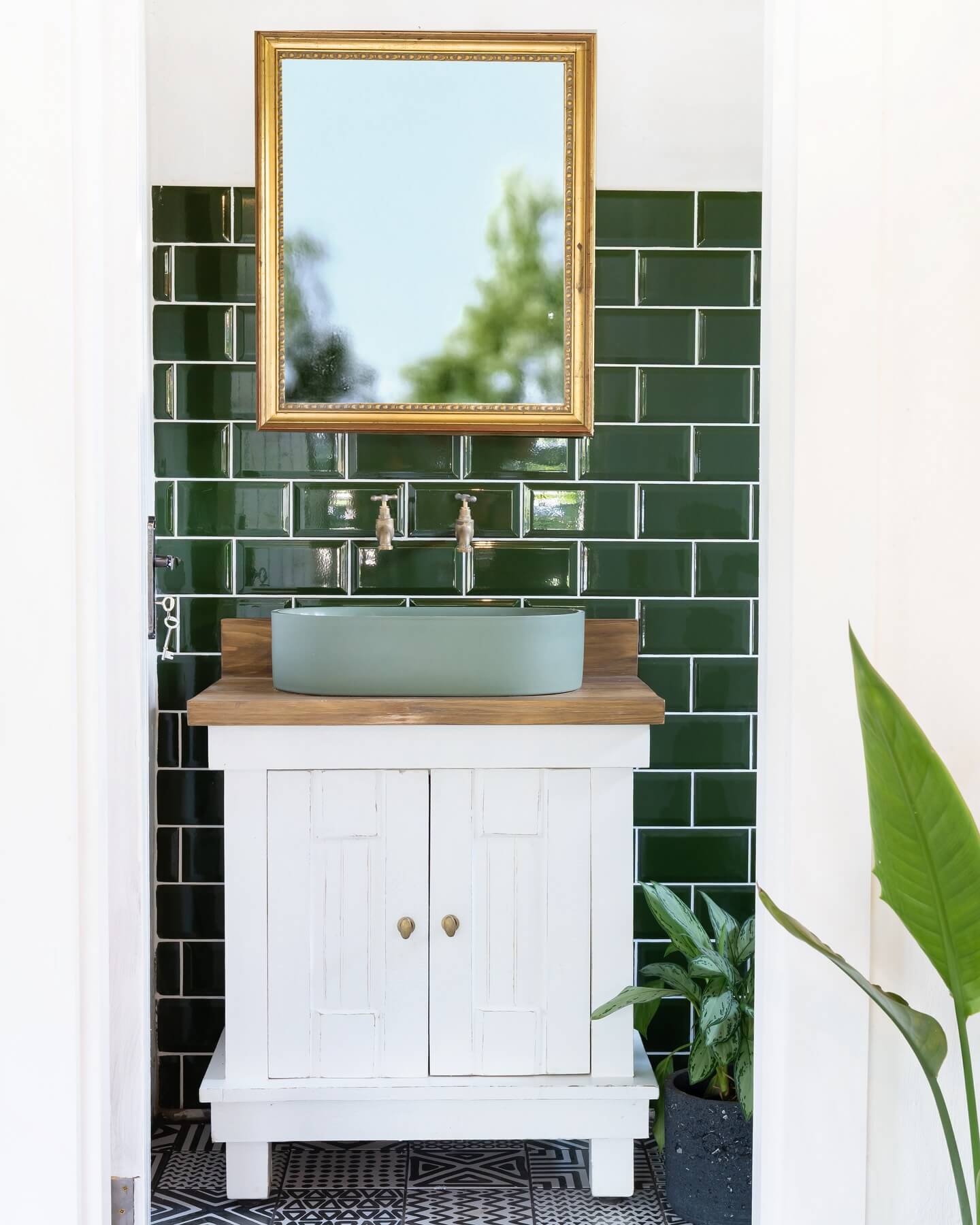 Single Vanity Bathroom Ideas That Maximize Style 14