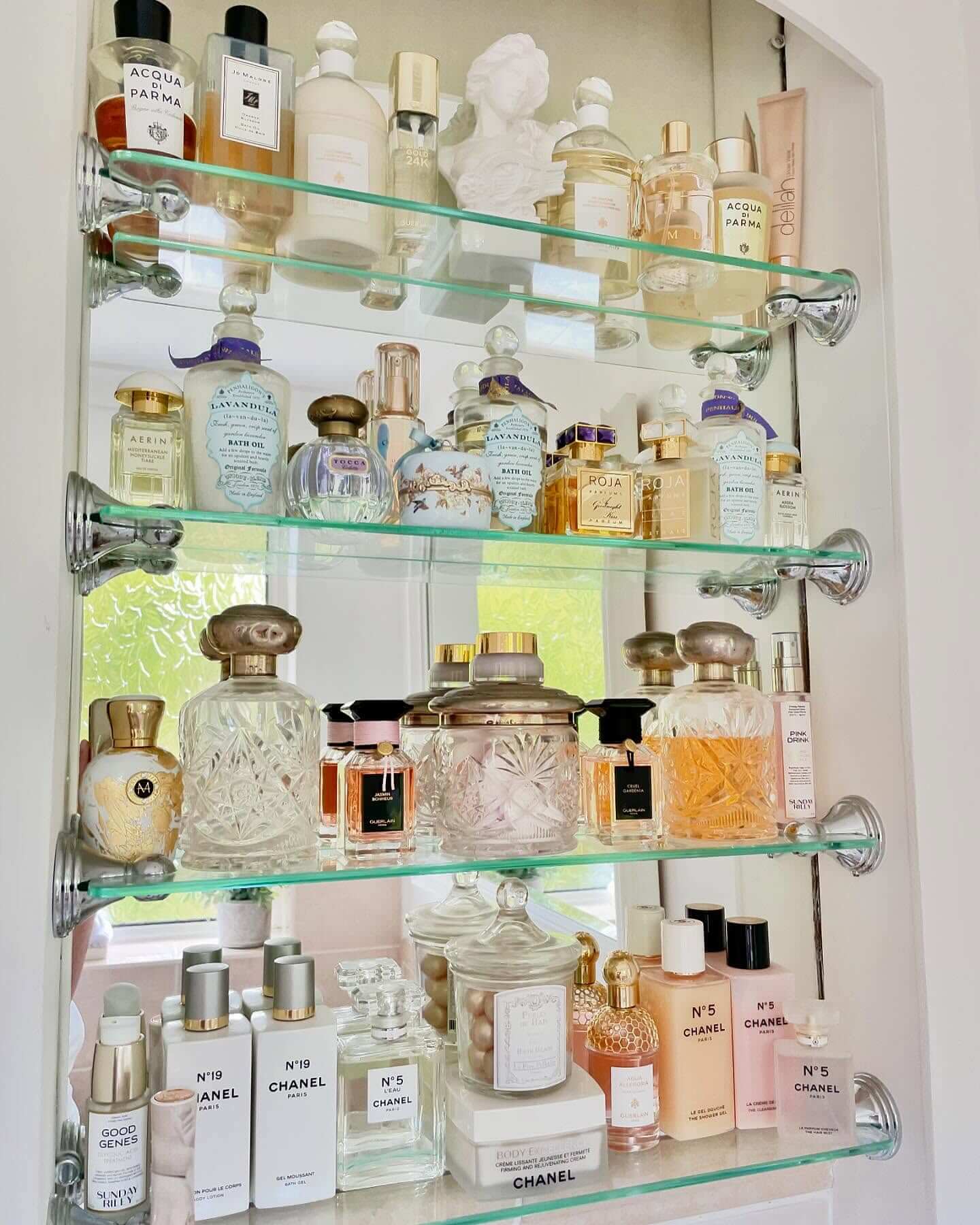 Bathroom Shelf Decor Ideas for Every Style 17