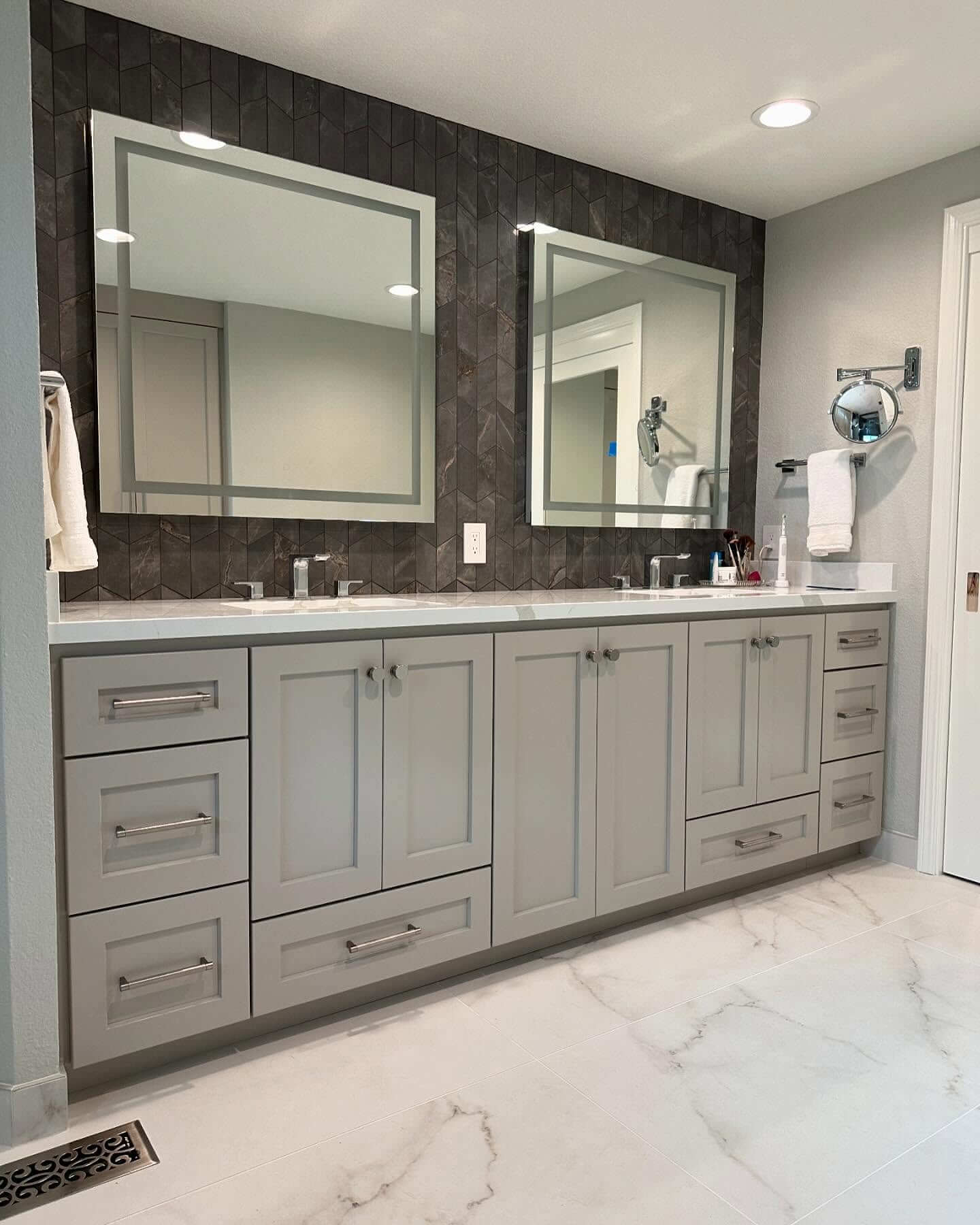 Stylish Gray Vanity Bathroom Ideas for a Modern Look 17