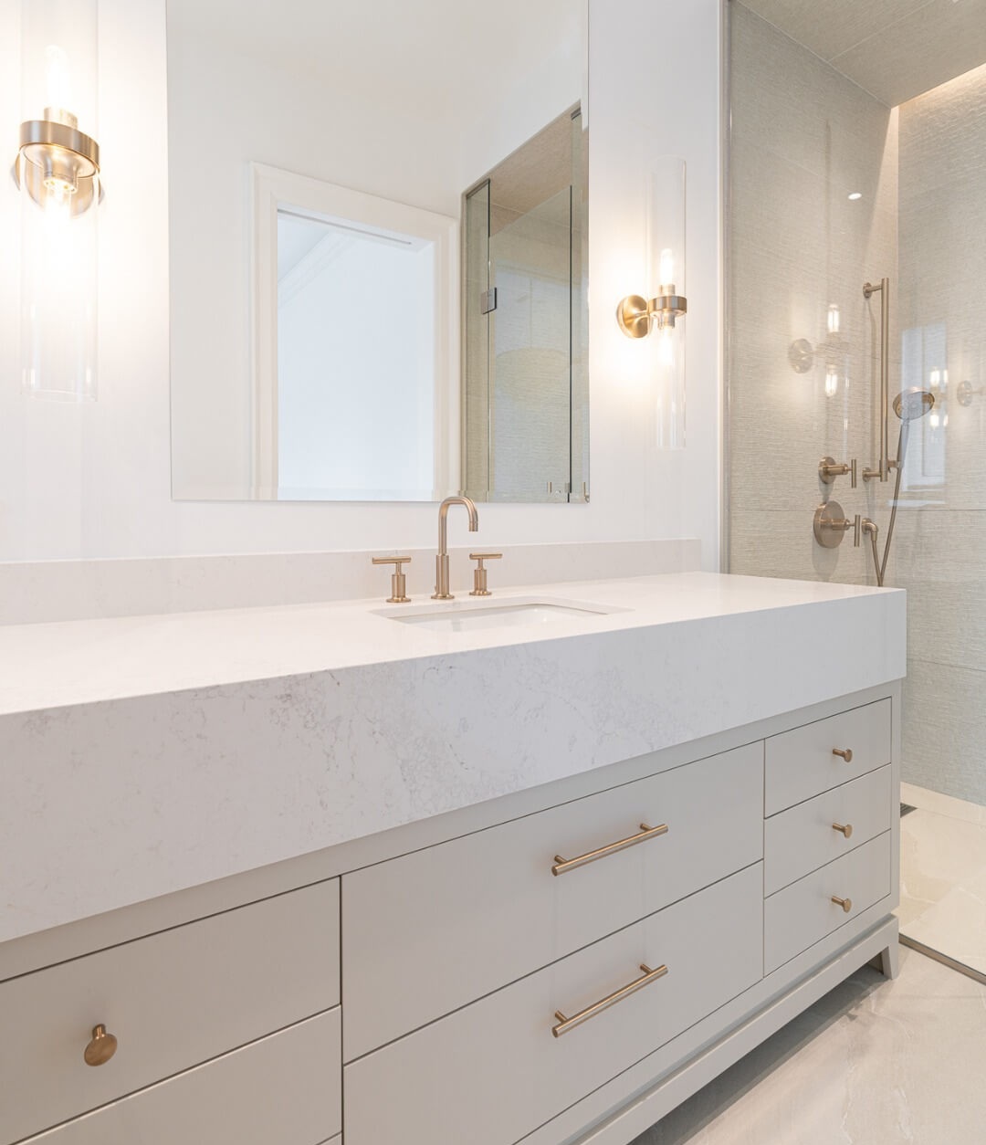 Single Vanity Bathroom Ideas That Maximize Style 17