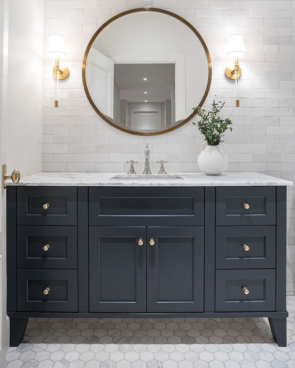 Navy Blue Vanity Bathroom Ideas for Bold Elegance 18