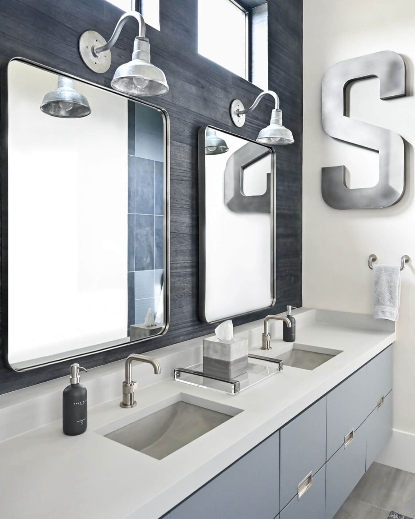 Navy Blue Vanity Bathroom Ideas for Bold Elegance 19