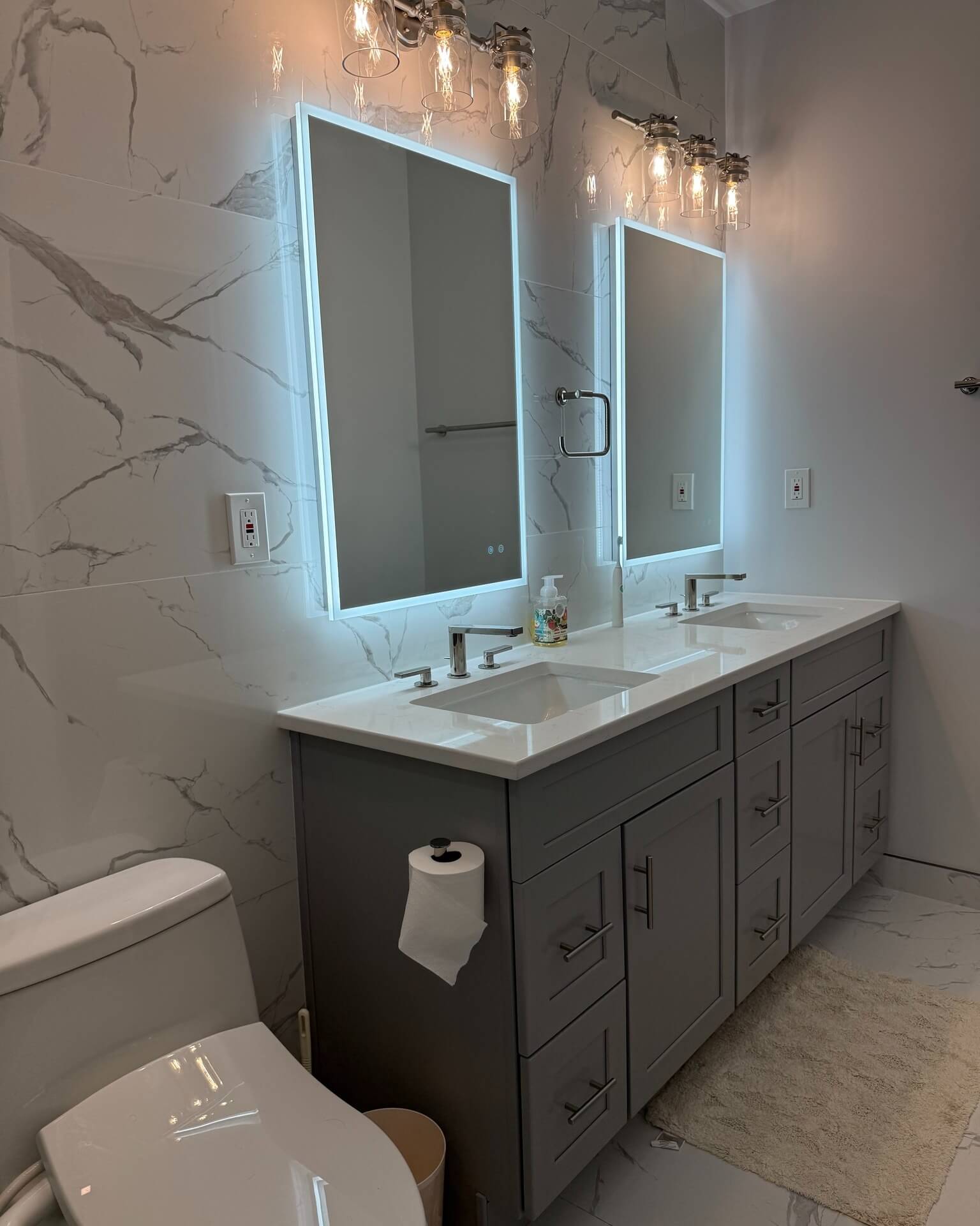 Stylish Gray Vanity Bathroom Ideas for a Modern Look 19