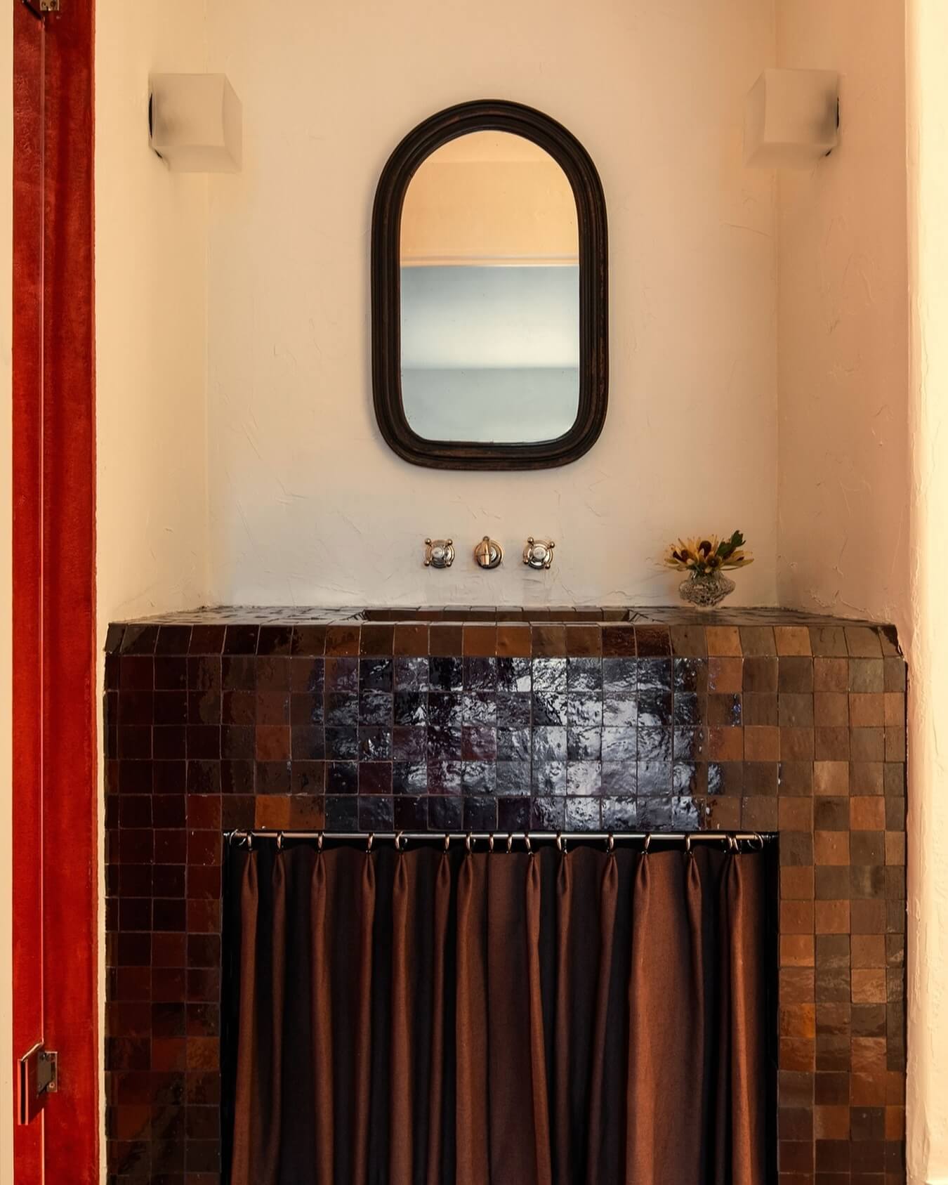 Warm & Inviting Brown Vanity Bathroom Ideas 2