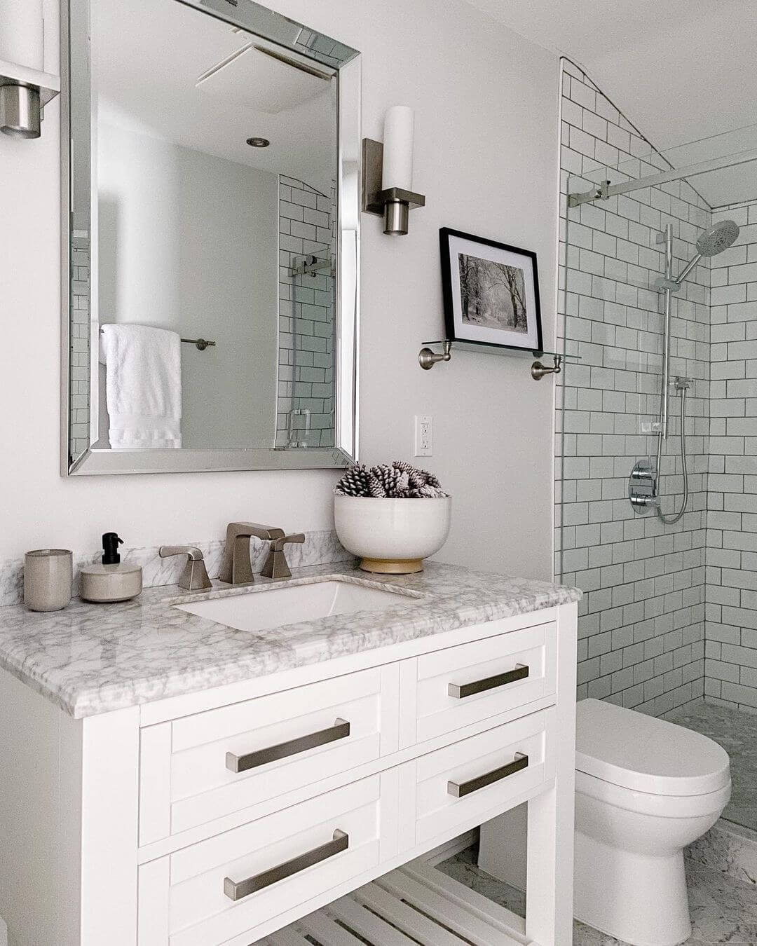 Elegant White Vanity Bathroom Ideas 21