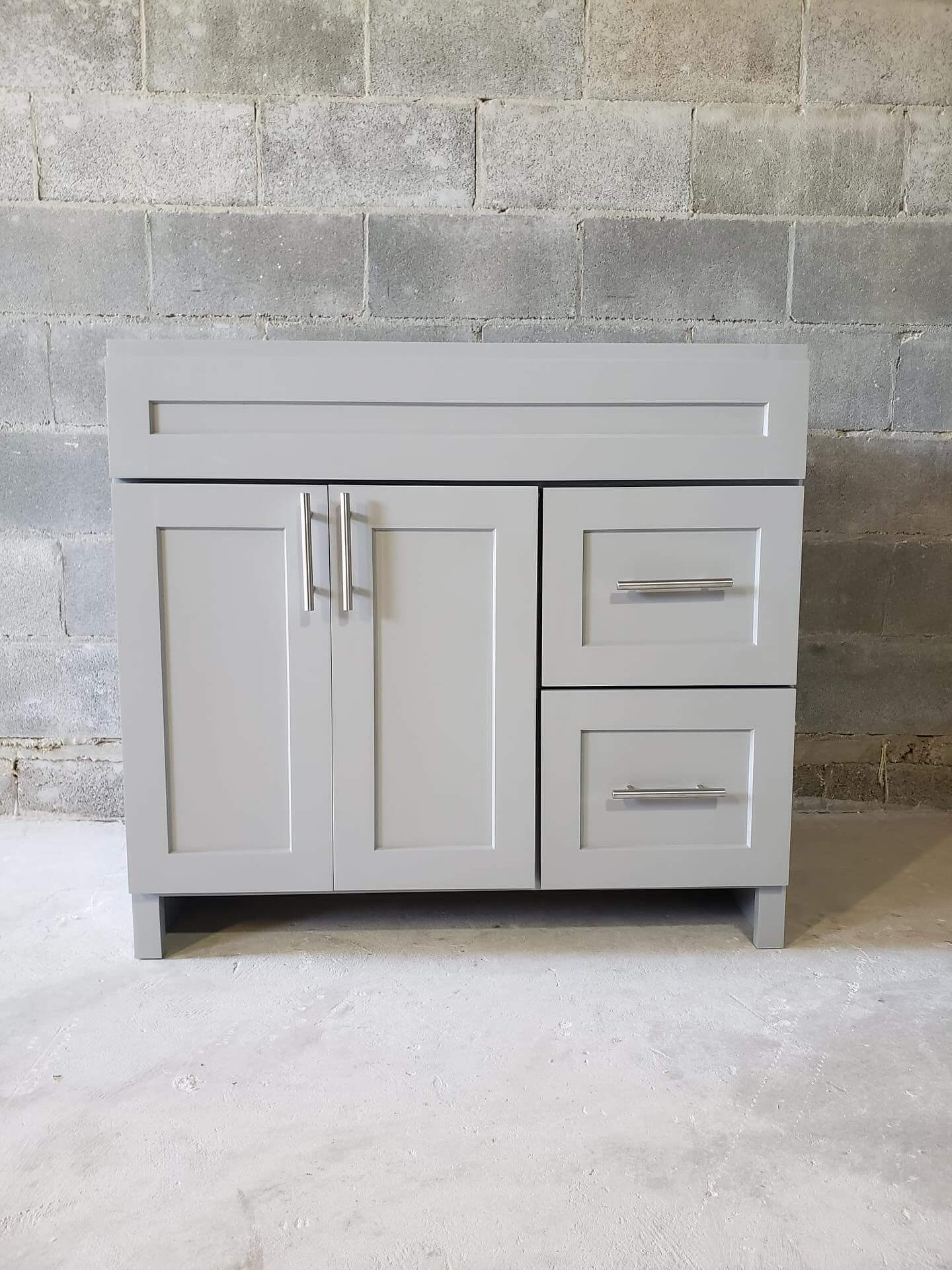 Stylish Gray Vanity Bathroom Ideas for a Modern Look 21