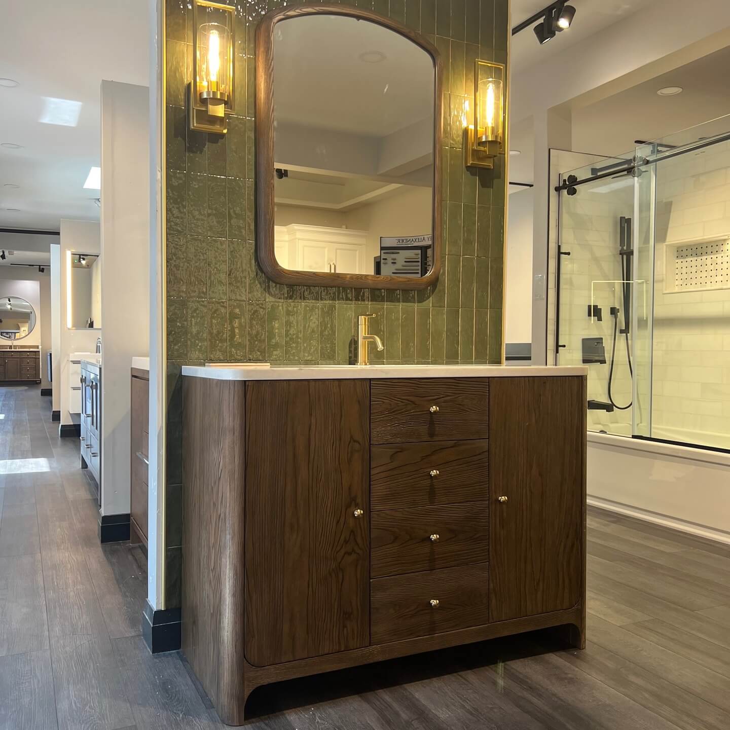 Single Vanity Bathroom Ideas That Maximize Style 21