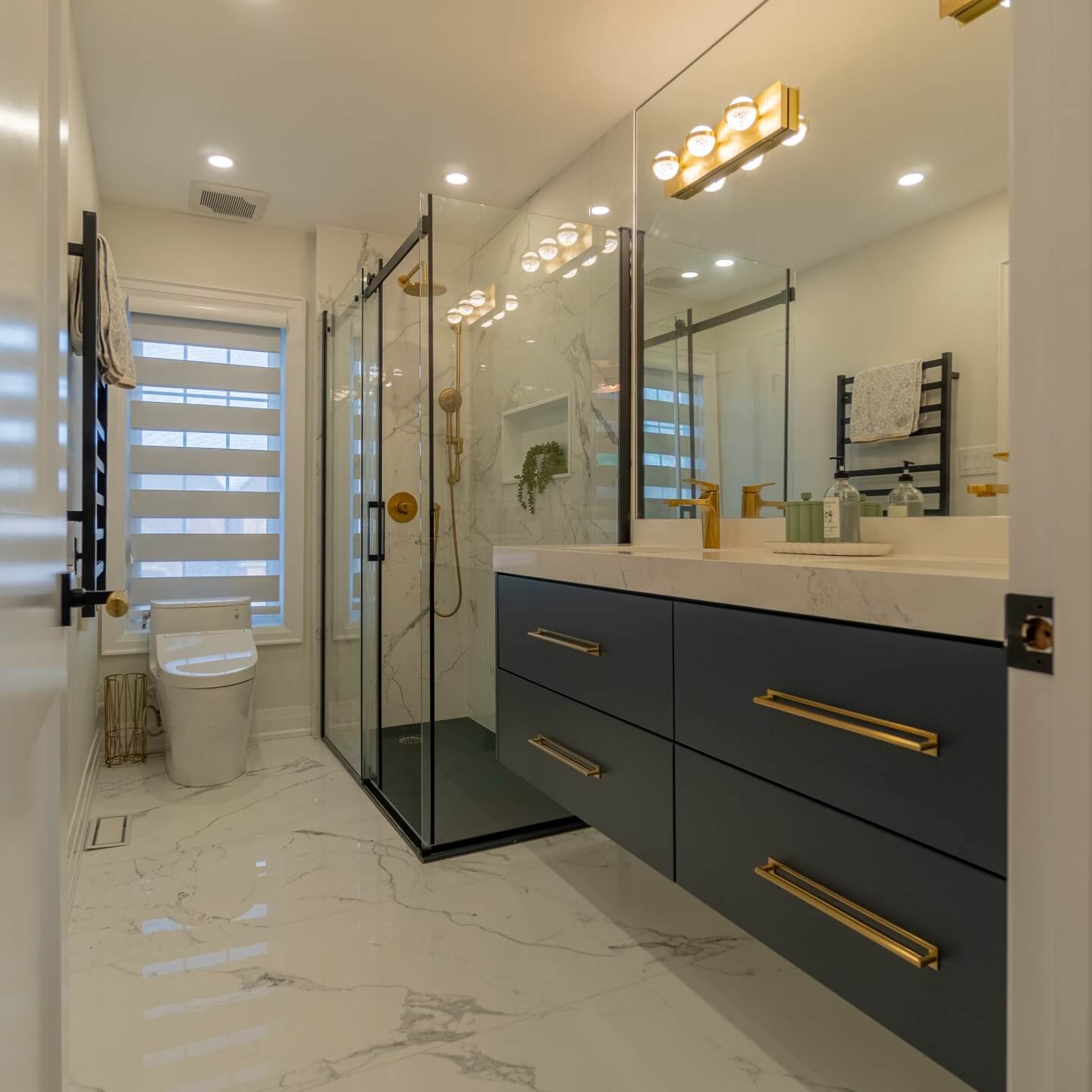 Navy Blue Vanity Bathroom Ideas for Bold Elegance 21