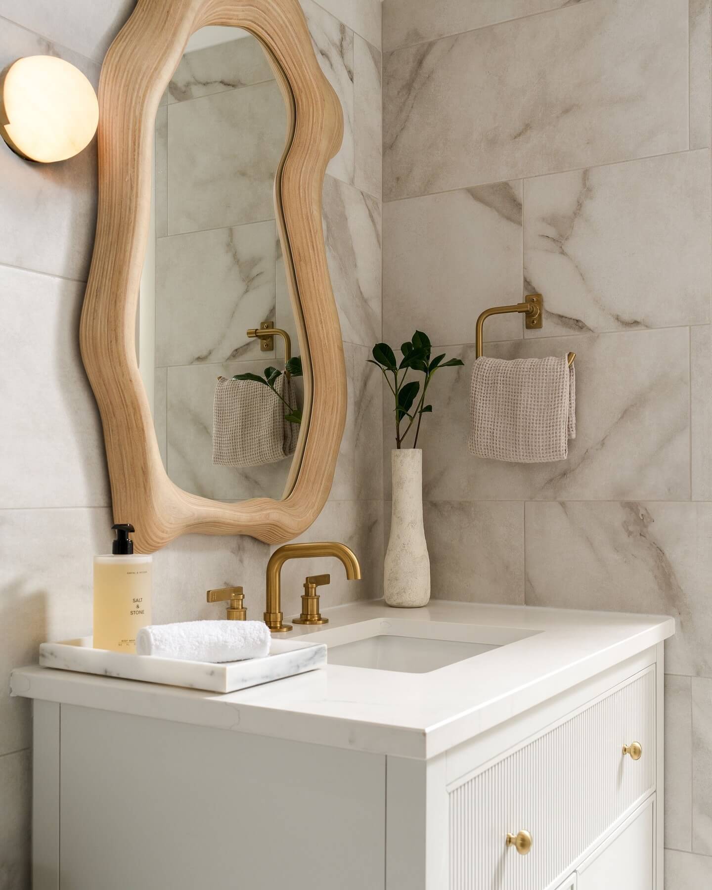 Elegant White Vanity Bathroom Ideas 28