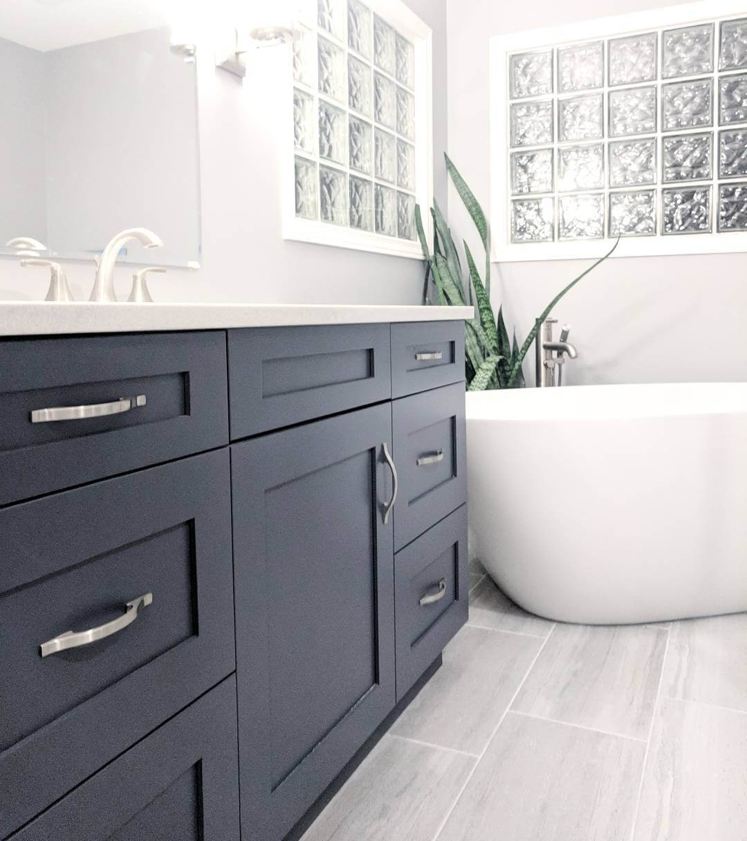 Navy Blue Vanity Bathroom Ideas for Bold Elegance 3